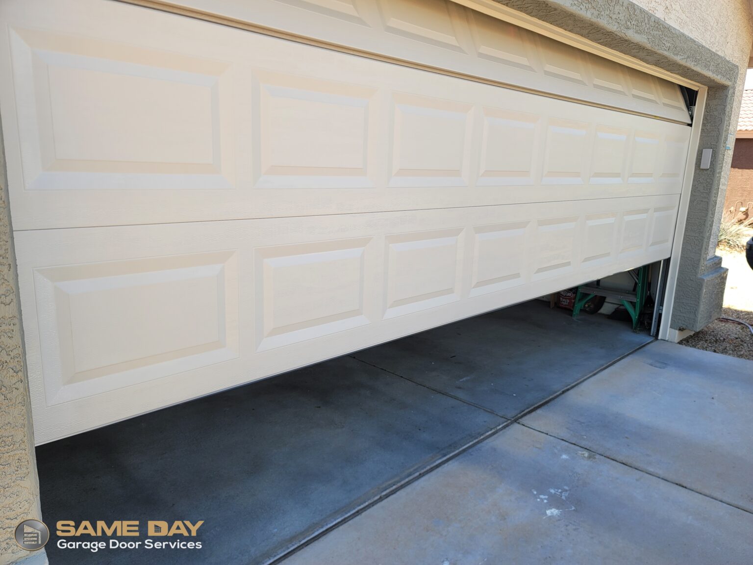 Garage Door Won't Close|Garage Door Repair - broken cables - Gilbert, AZ|Broken Damaged Garage Doors - Same Day Garage Door Repair Services - Gilbert, AZ