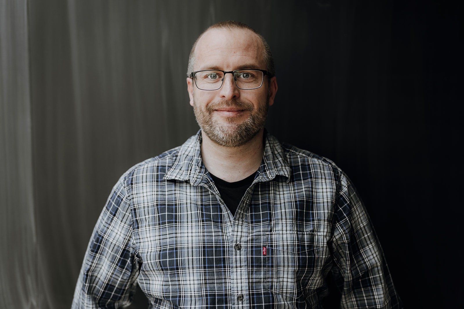 Ein Foto von Dr. Maximilian Panzner, CTO von Mercury.ai - in sprechender Pose.