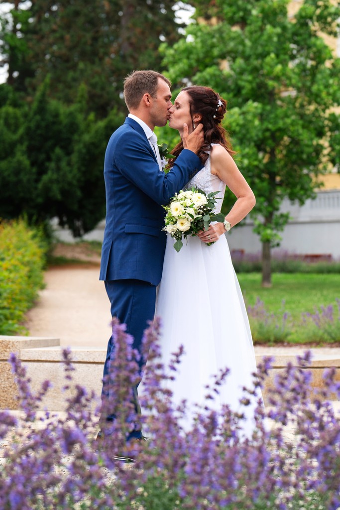 Svatební pár: Svatební pár v levandulových polích, romantické svatební foto od fotografky Báry Linhové Praha.