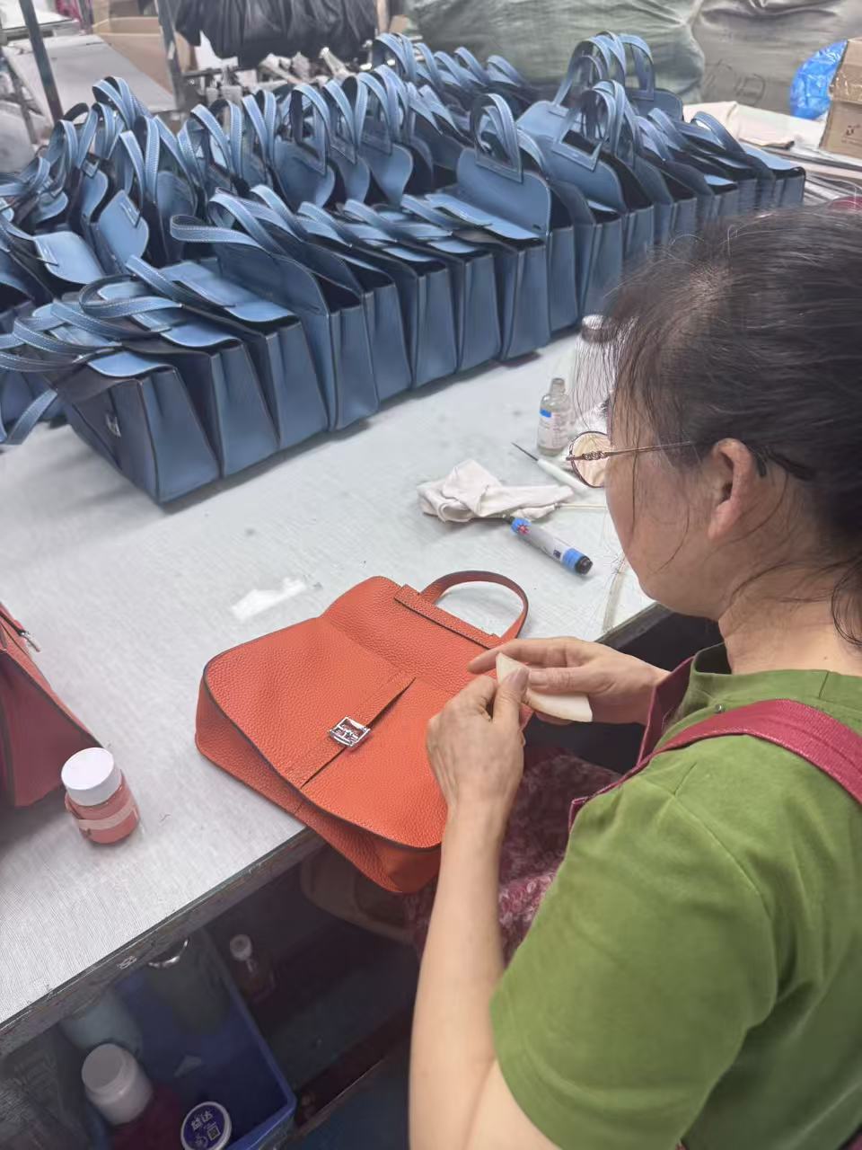 HSL Guangzhou leather bags and wallets manufacturing factory