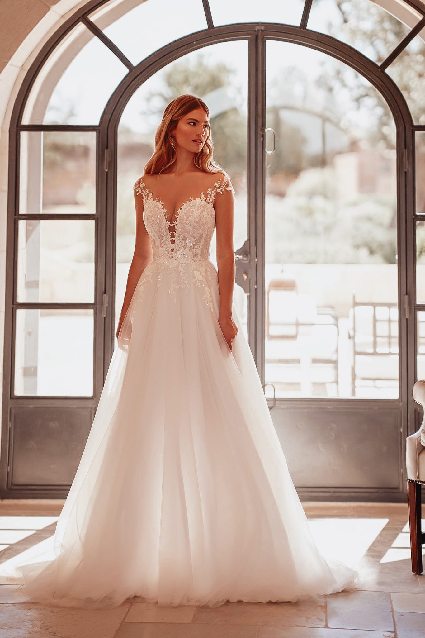 Brautkleid mit Carmen-Ausschnitt und Schleppe