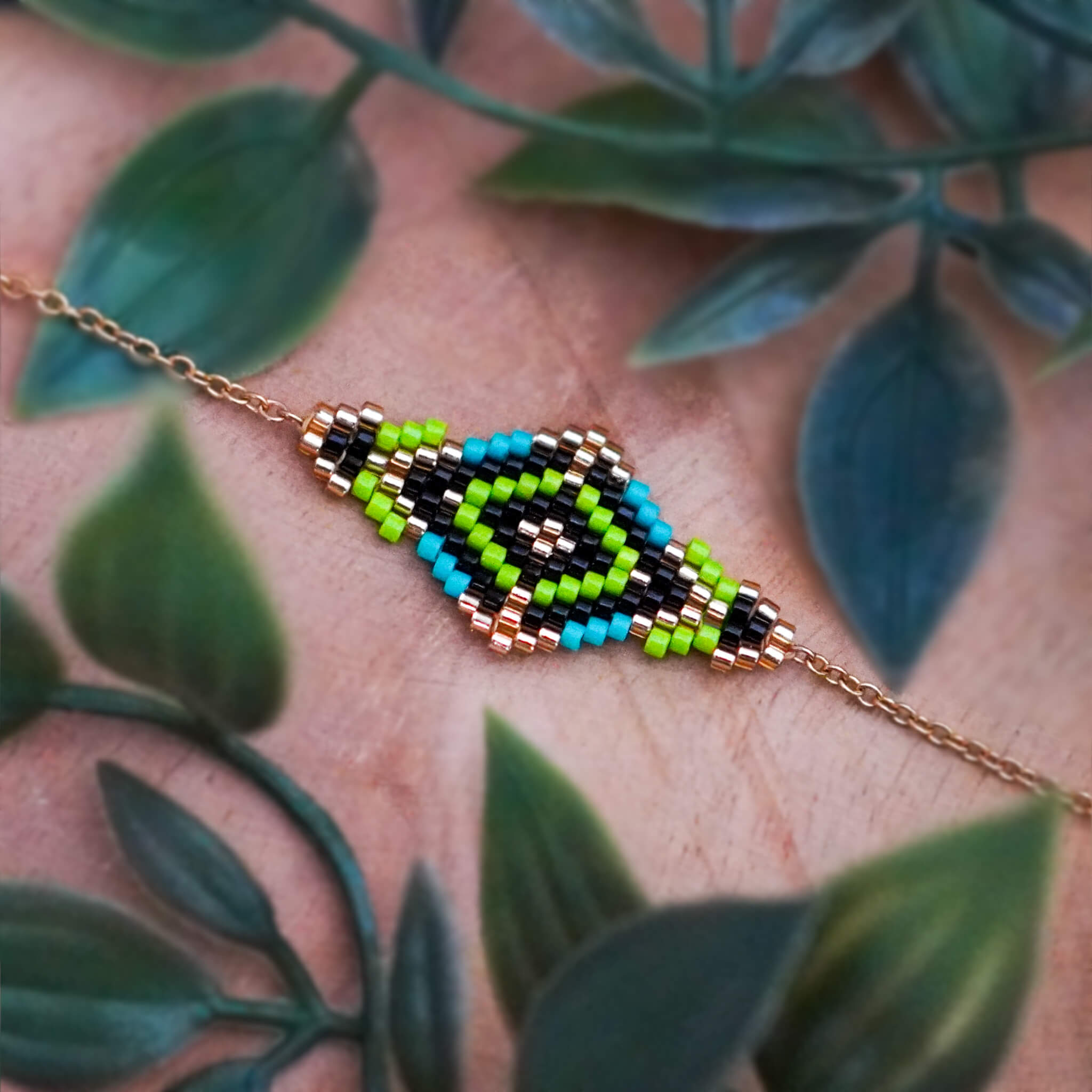 Zielono-turkusowa bransoletka geometryczna z koralików Miyuki Tropical Garden na łańcuszku ze stali