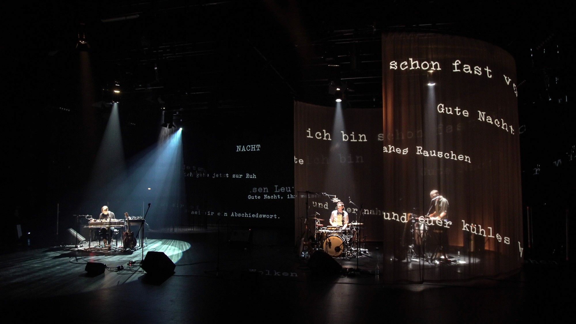 Woanders - stage projection mapping