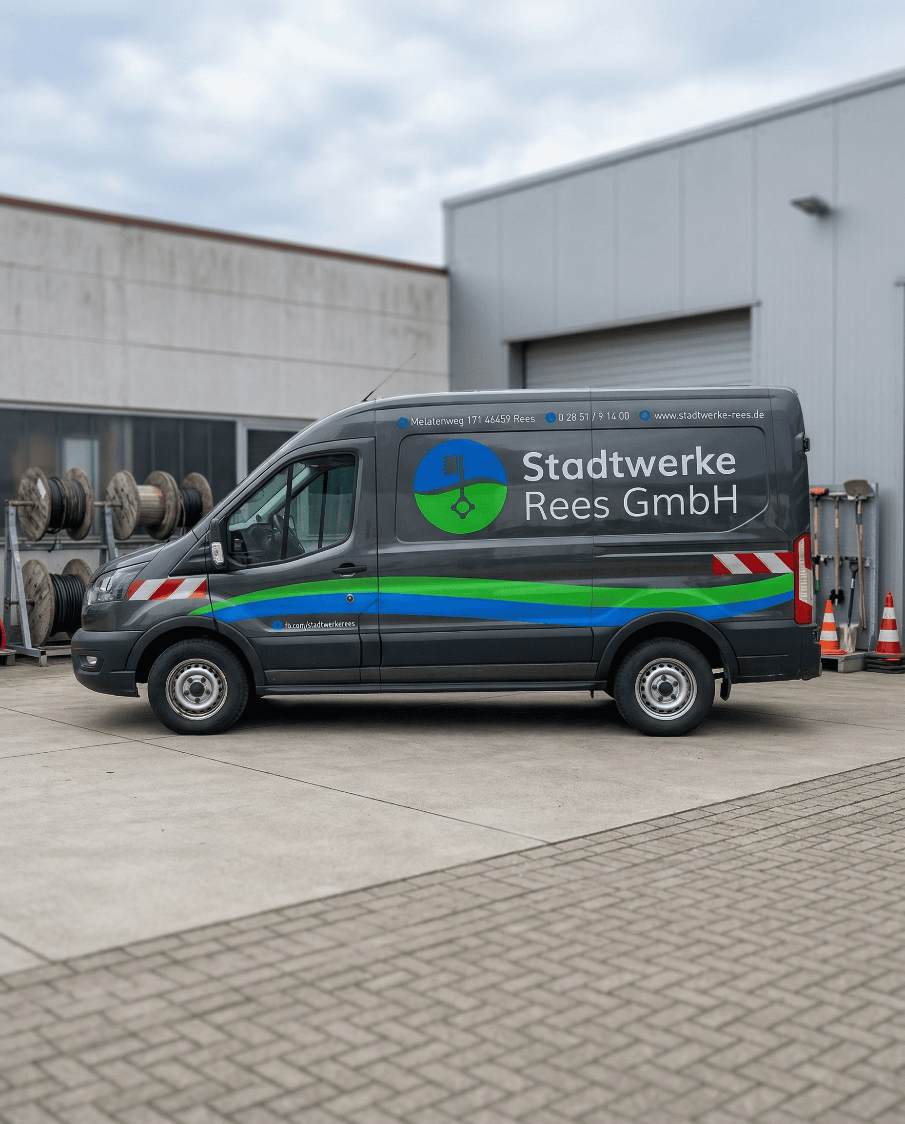 Autofolierung Teilbeklebung Rees – Transporter mit Werbedesign.