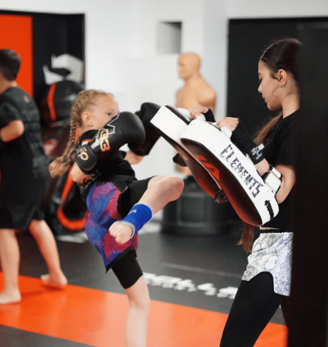 Kinder trainieren Kick-Techniken im Thaiboxen für Kinder Kurs bei Fuchs Kampfsport.