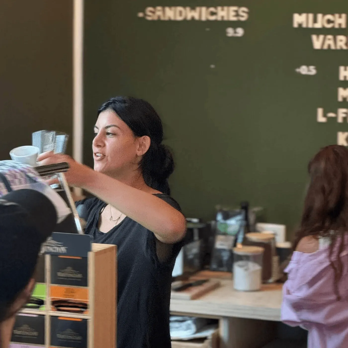 Service am Tresen im Café CADE München