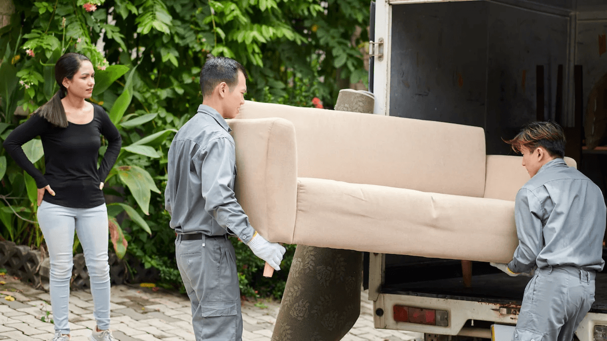 Roberto's Removal professional hauling services and equipment background