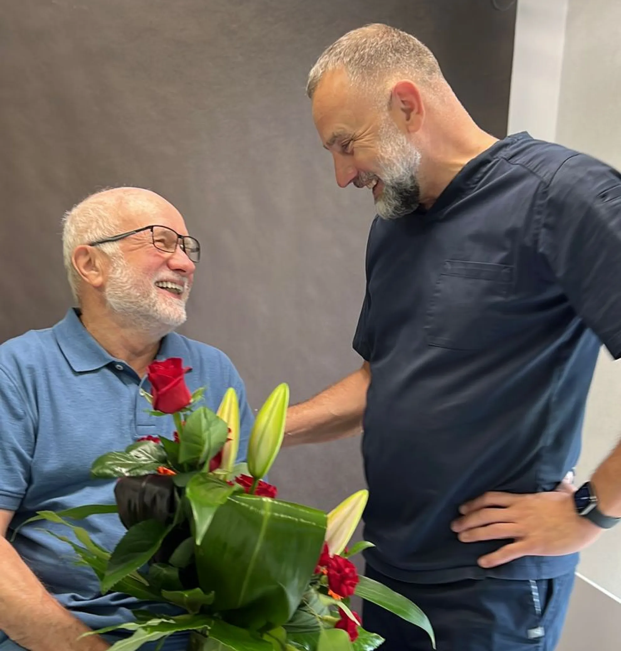 Lekarz prezentujący jak wyglądają nakładki.