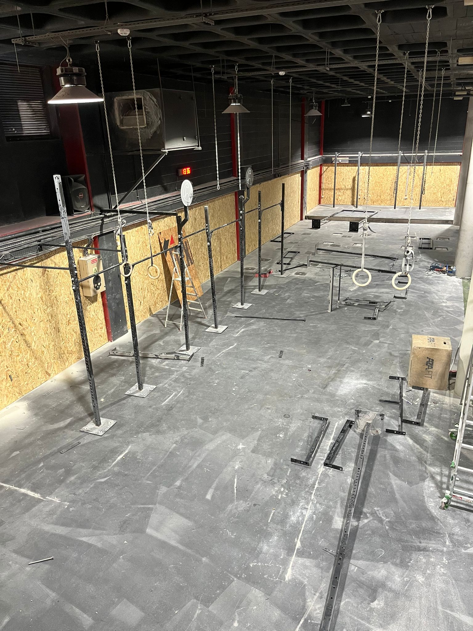 Selfie de um homem a fazer um fixe com crianças ao fundo