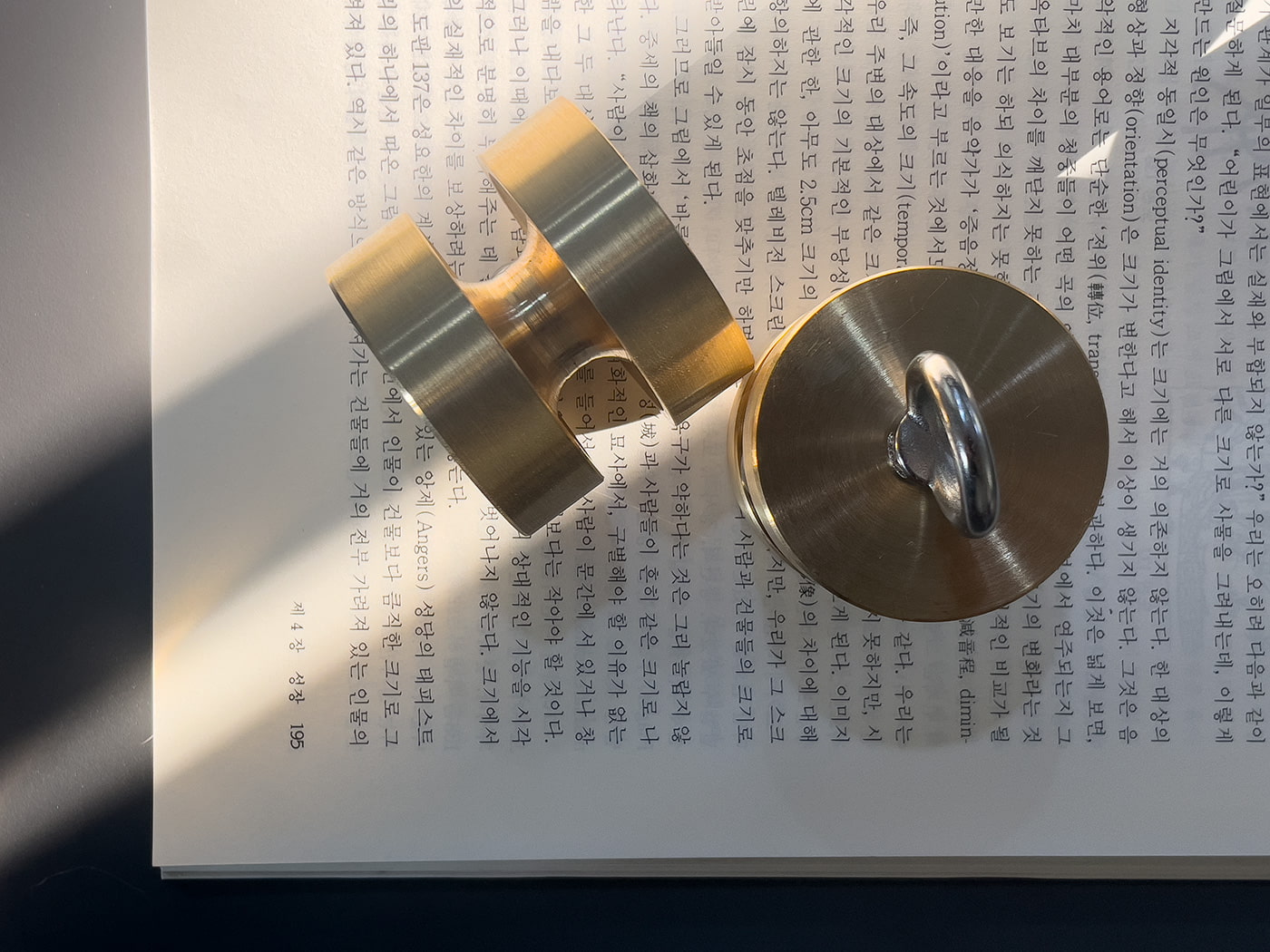 홀드 Ø 5015 브라스 오브제 측면 클로즈업 – 사선 그림자가 드리운 미니멀 원통형 오브제, Studio Underscore