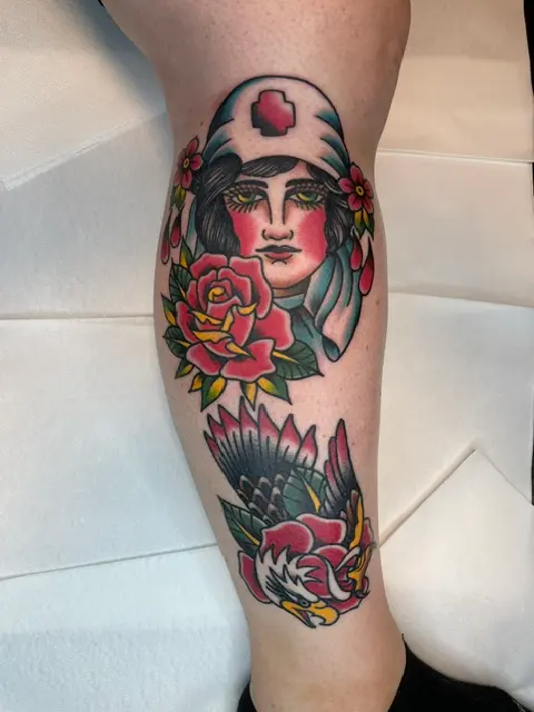 Traditional-tatuering med sjuksköterska, ros och örn på underben, High Heels Tattoo Västervik