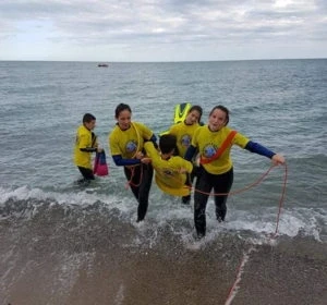 Des secouristes sauvent une personne sur la plage, intervention en mer.