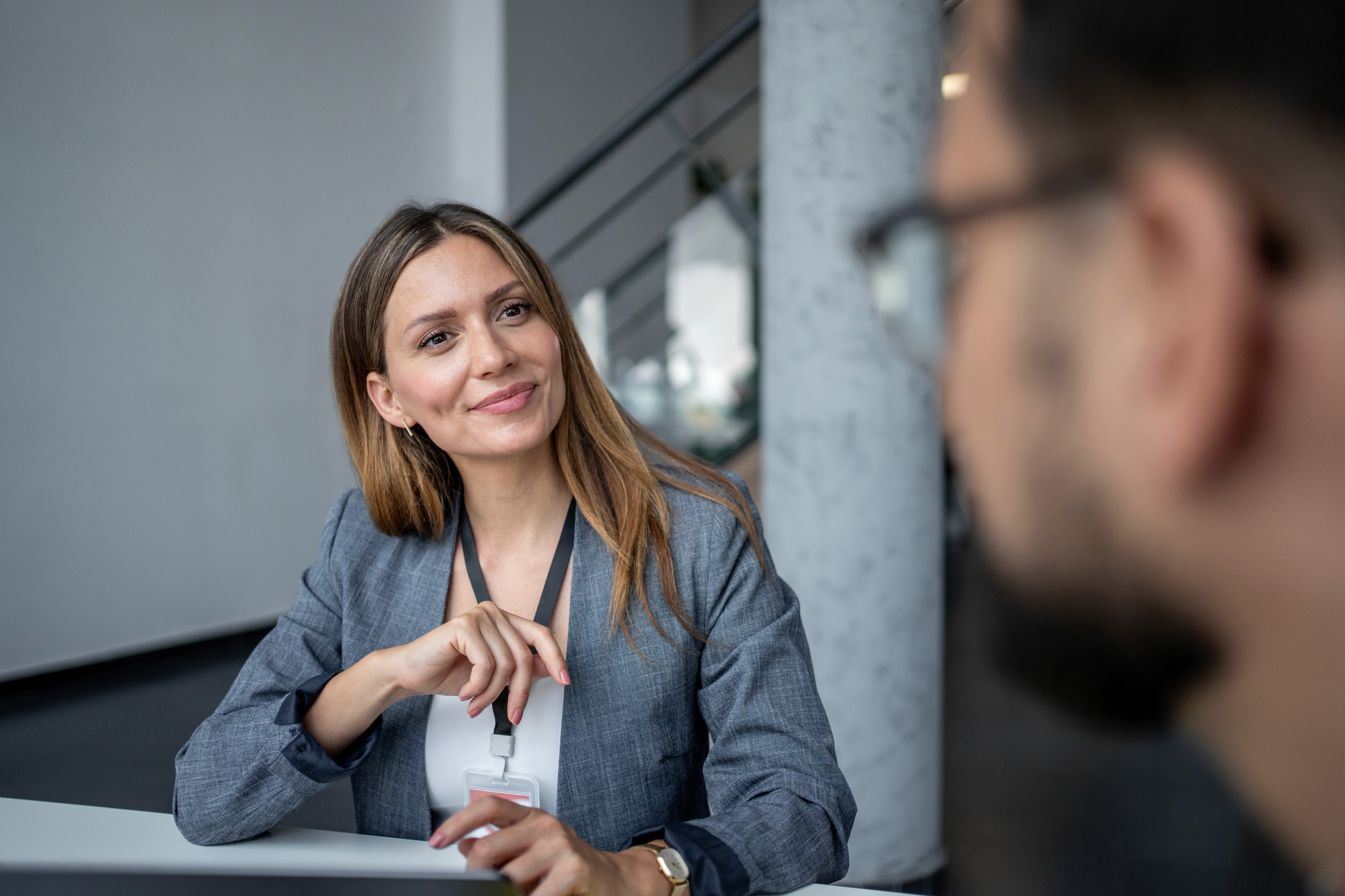 Frau im Vordergrund in einem Gespräch mit männlichen Kollegen 