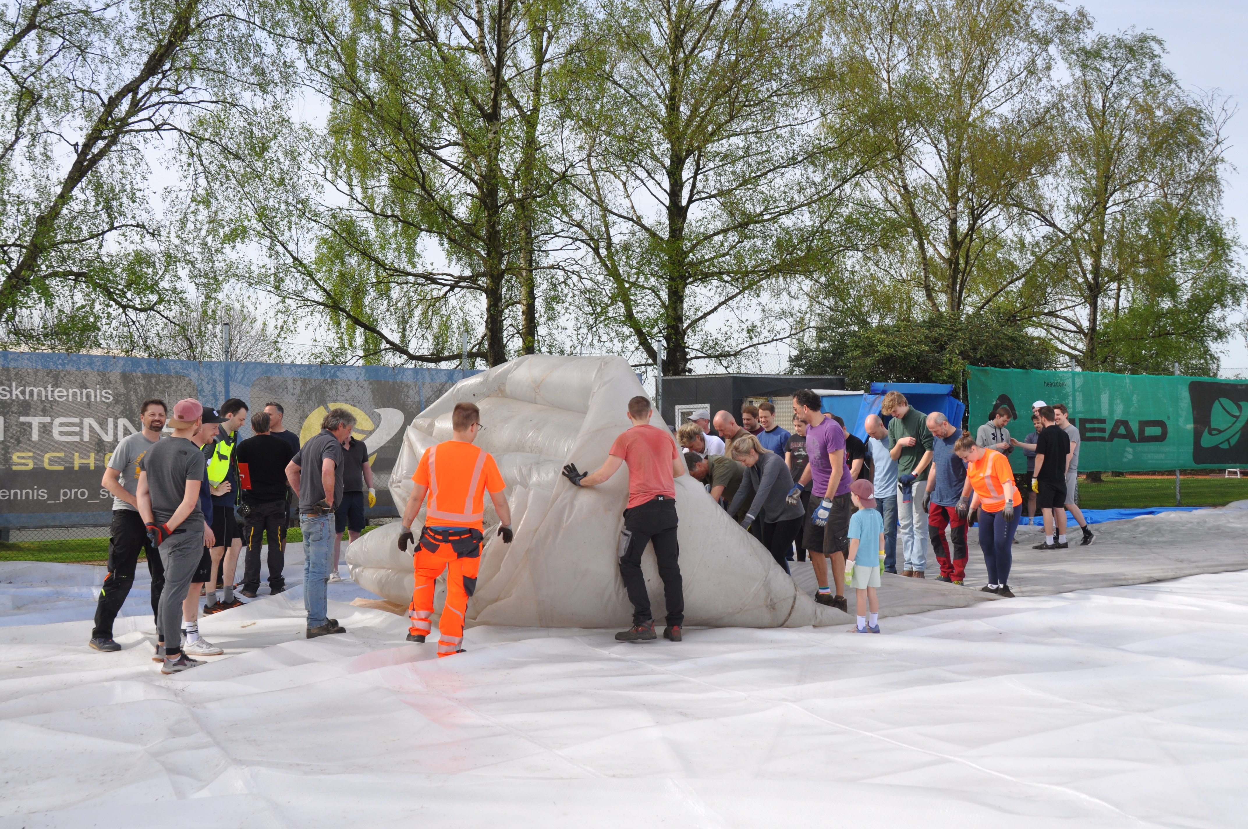 Tennistraining auf einem Sandplatz