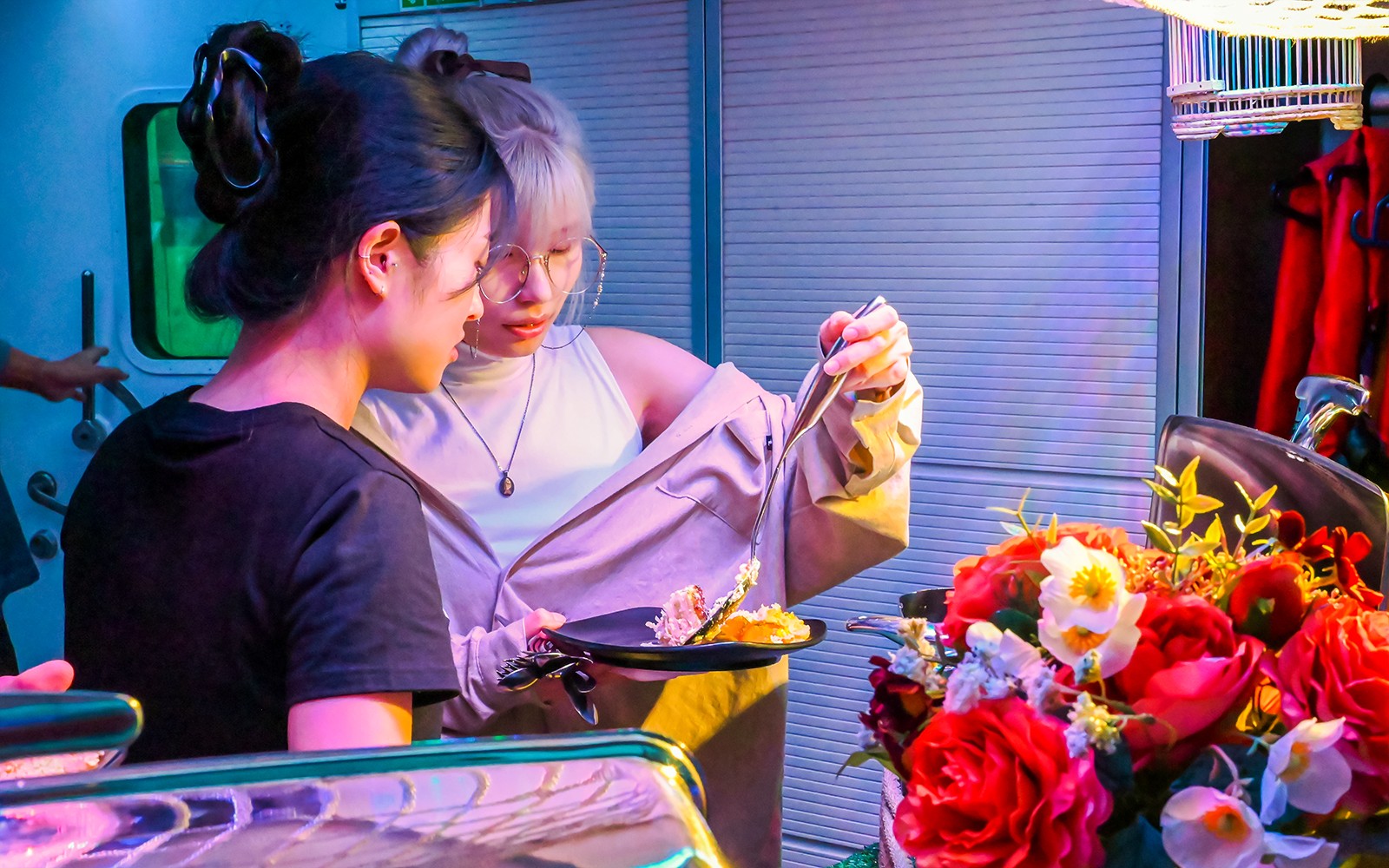 Klienci przeglądający tętniące życiem stoiska na targu w Marrakeszu, Maroko.