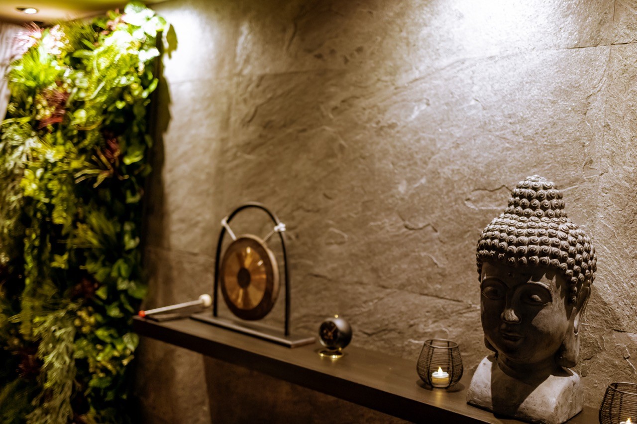 Autentické thajské dekorace, aroma oleje a doplňky dotvářející harmonickou atmosféru v LAYA Spa Ritual Jablonec nad Nisou