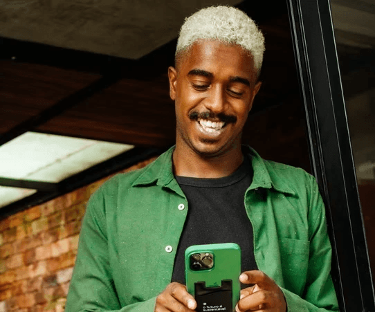 Usuário interagindo com o aplicativo no smartphone, representando economia e experiência digital da Metha Energia