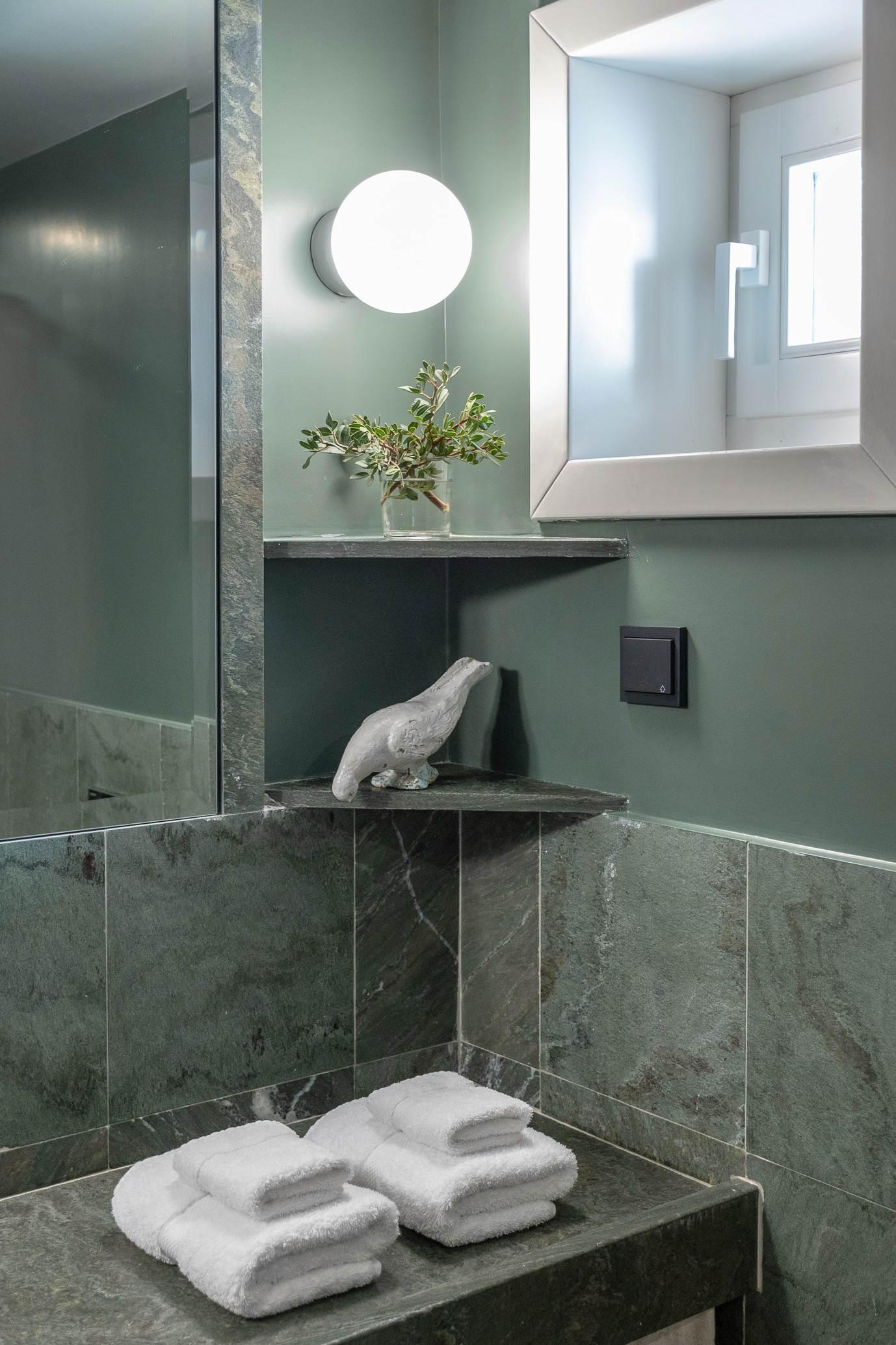 The green marble bathroom of Rafter Koufonisia Doto