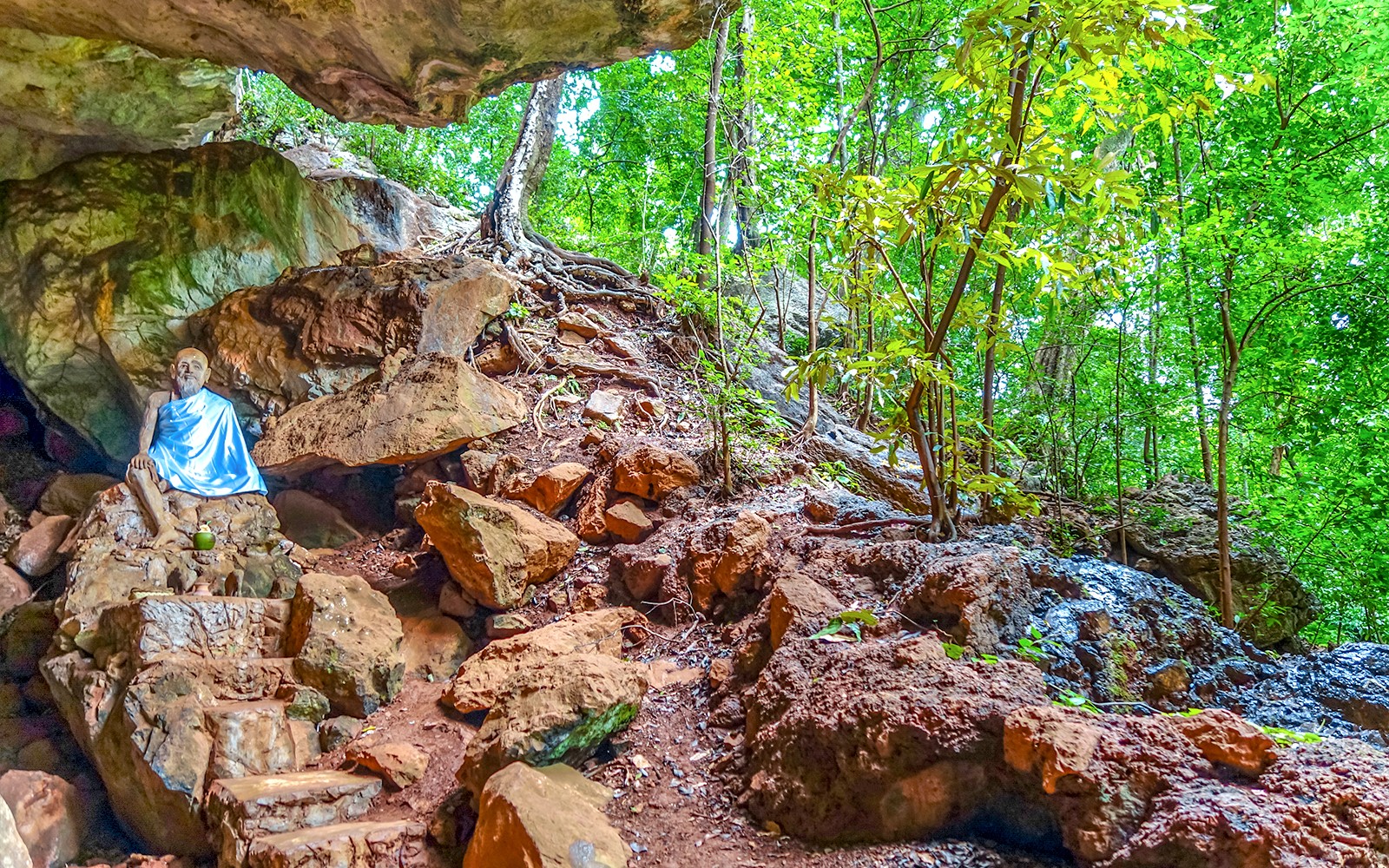 พระพุทธรูปท่ามกลางป่าและโขดหินในภูเก็ต ประเทศไทย