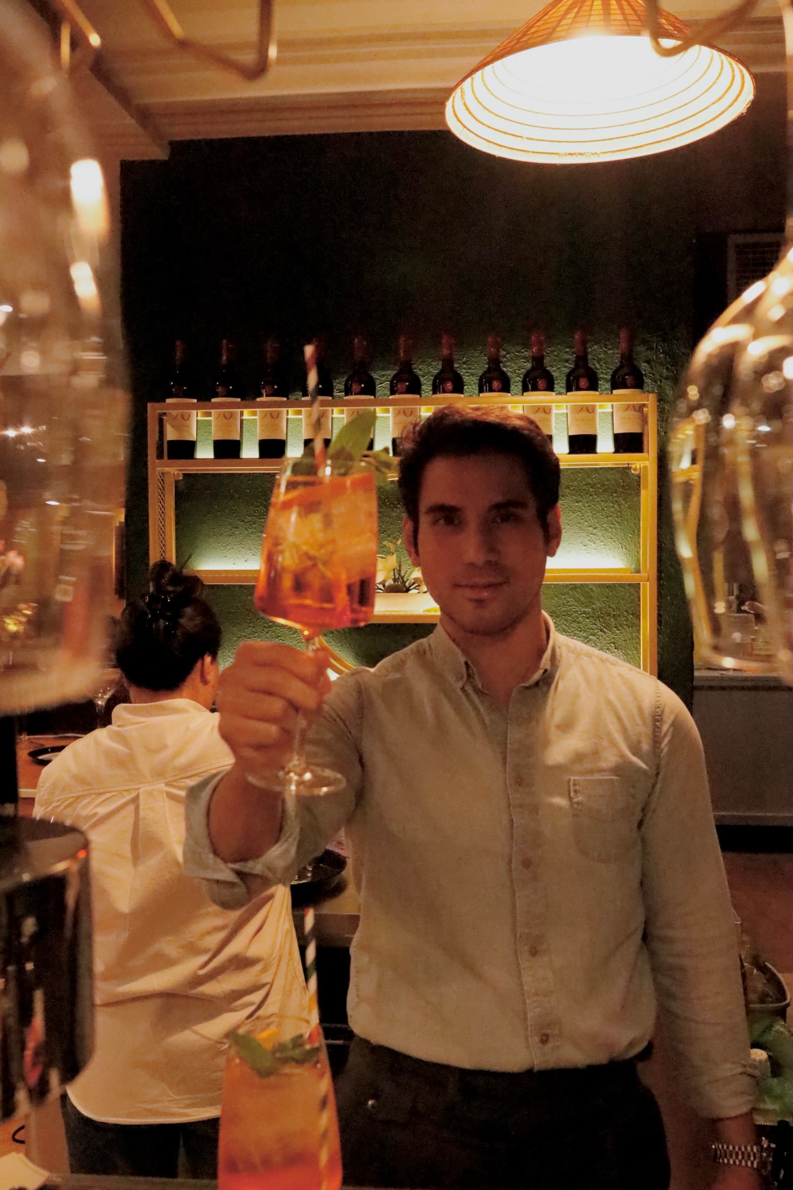 Cocktail-Barkeeper präsentiert Aperol Spritz. Bar, Drinks.