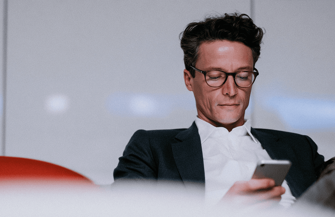 Advogado consultando informações no smartphone em ambiente de trabalho. Blog post Inspira.