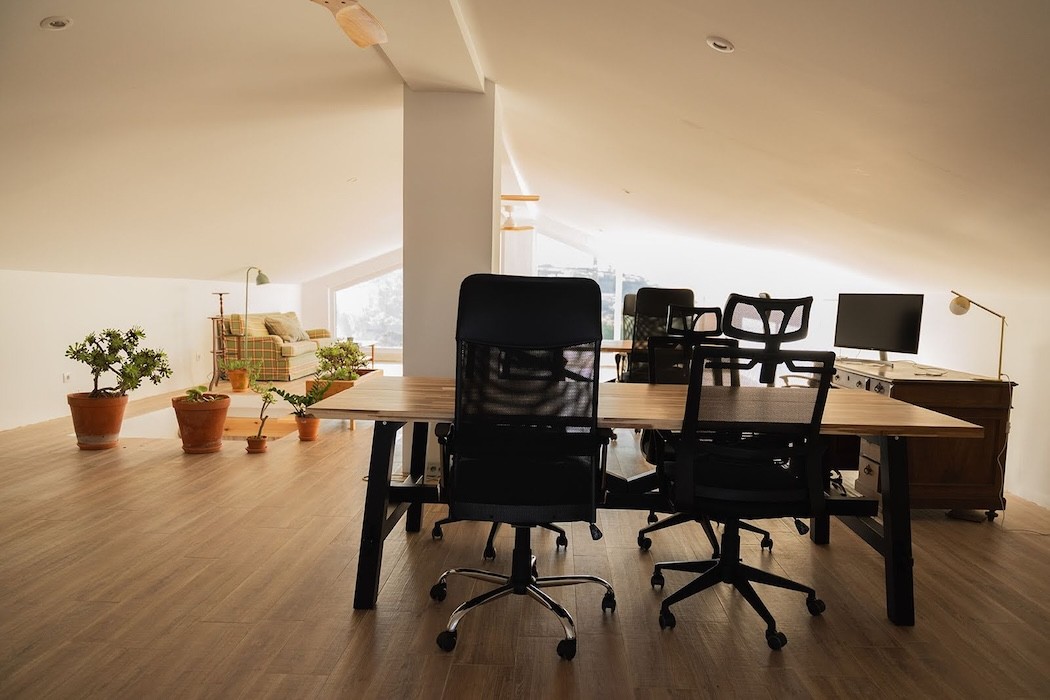 coworking desks with ergonomic chairs