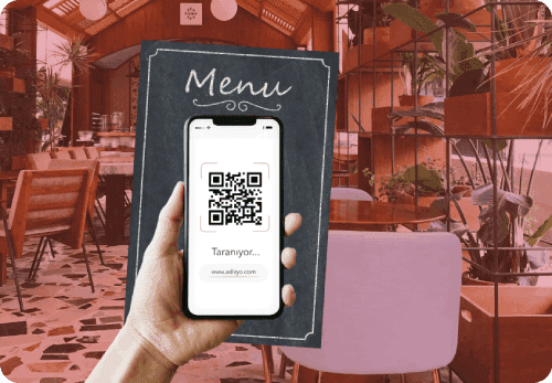 Cafede telefonla QR menü tarayan el ve kara tahta menü