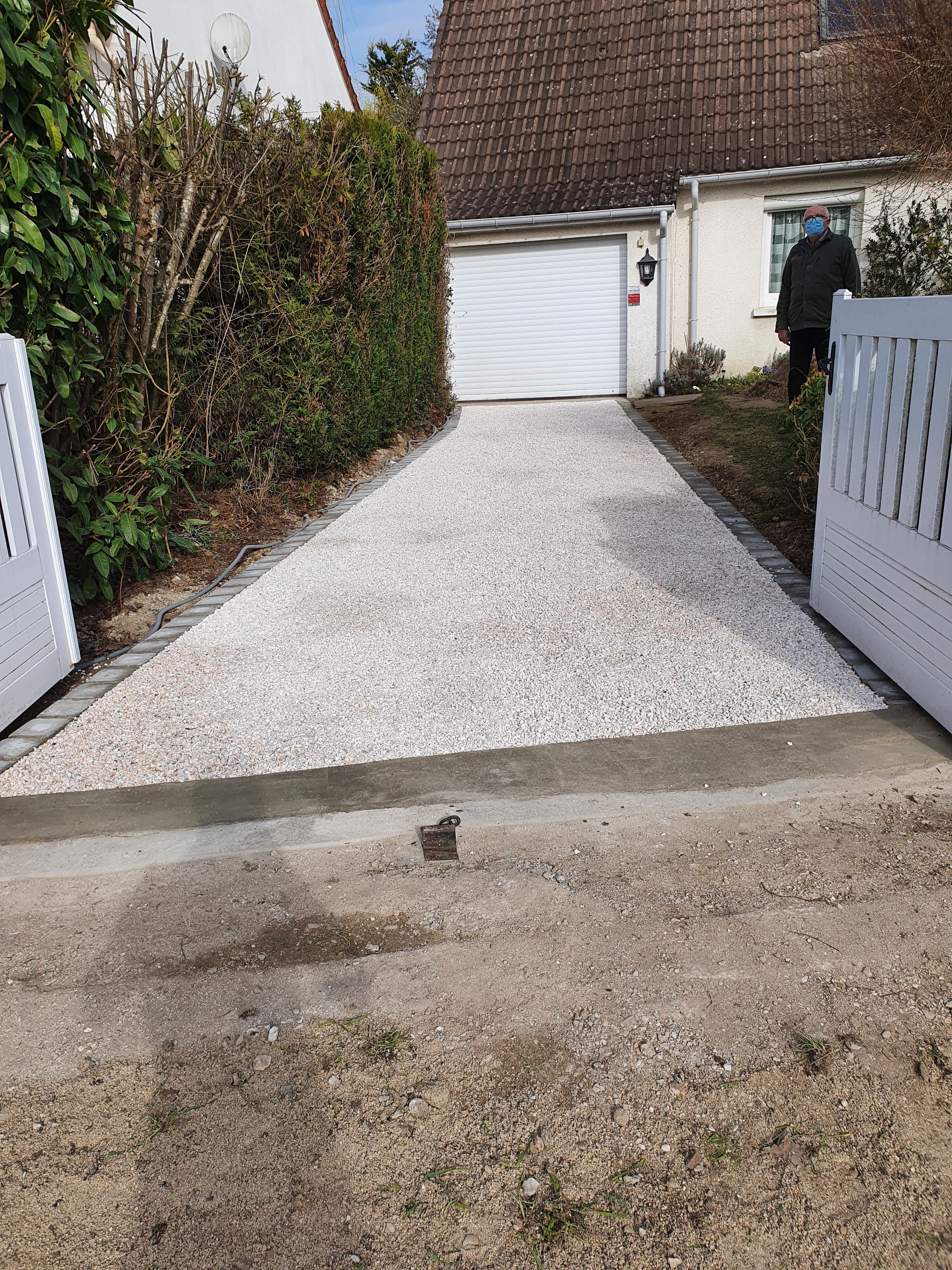 jardin avec une allée pavée et des plantes environnantes