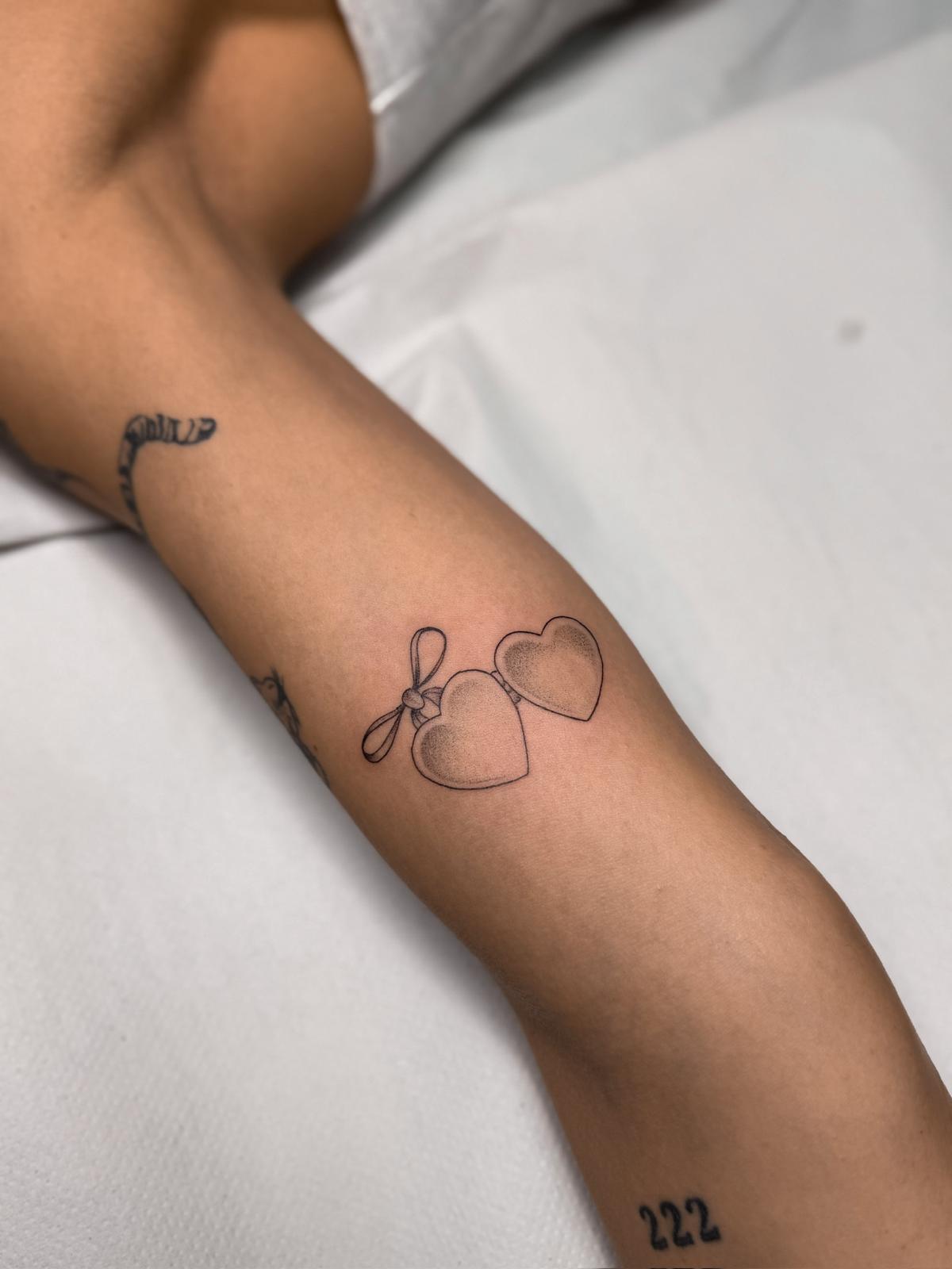 Tatuaje fine line corazones en Móstoles (Madrid)