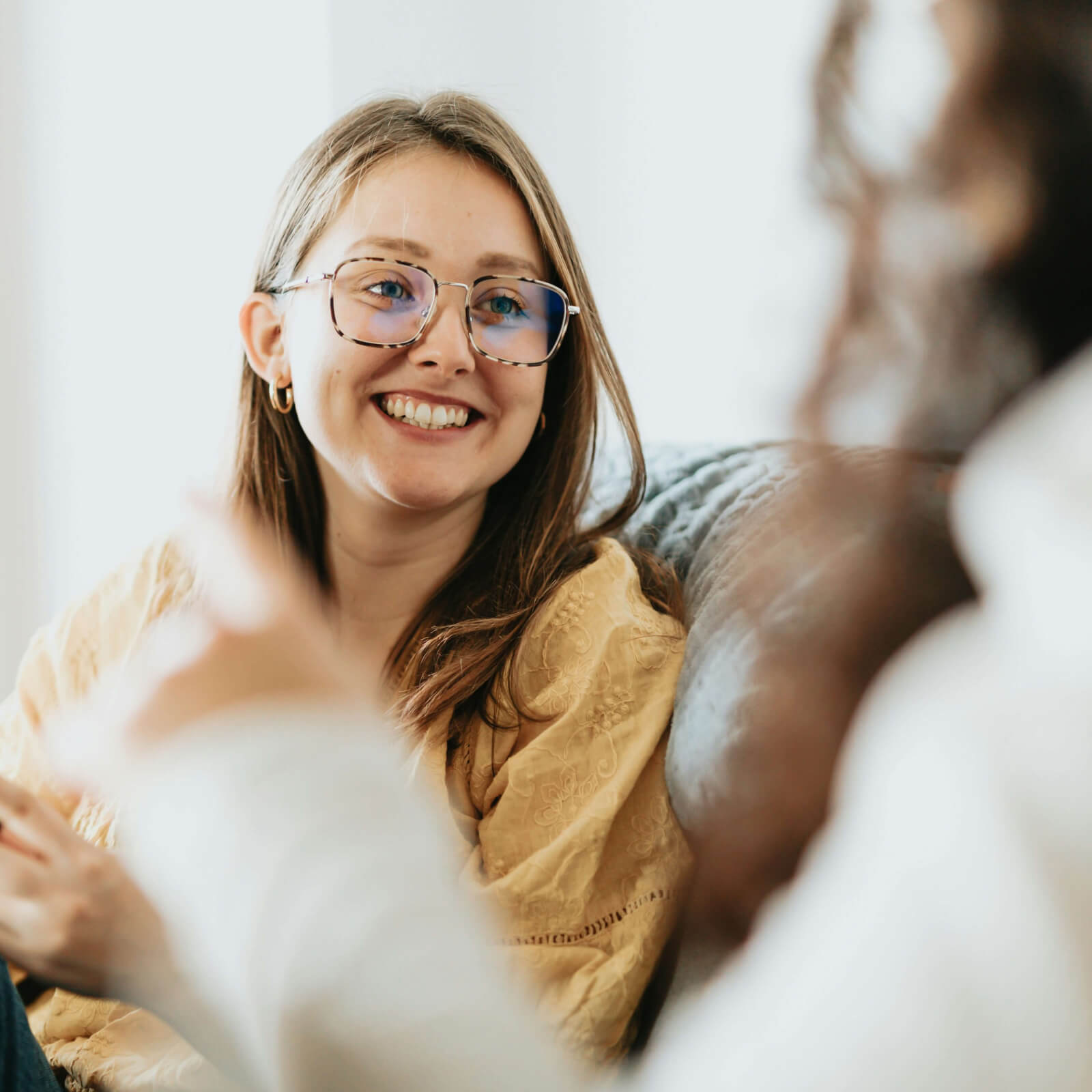 Eine junge lächelnde Patiuentin wird gerde von einer Ärztin beraten