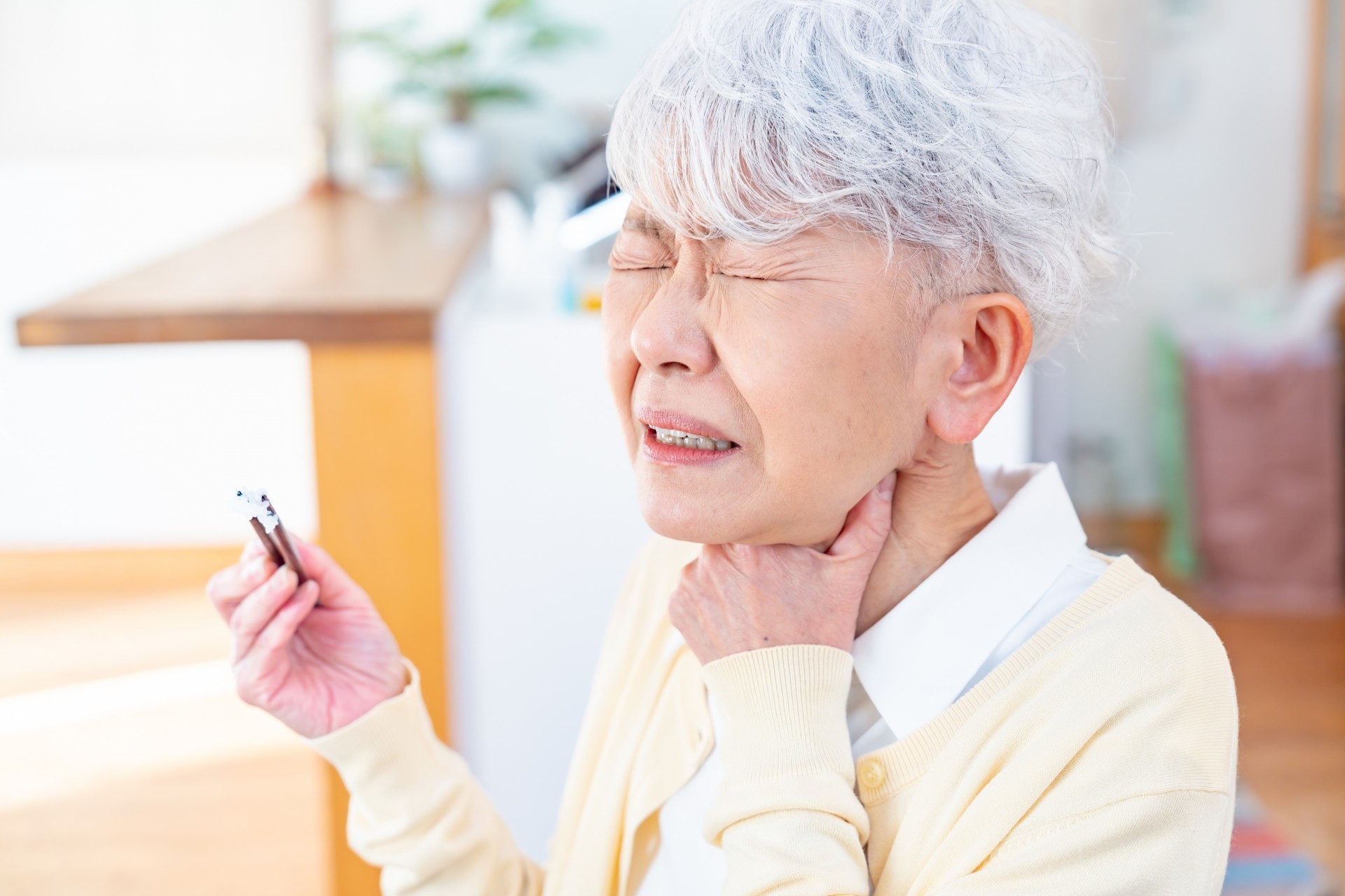 喉を詰まらせて苦しそうな高齢女性｜今すぐできる応急処置