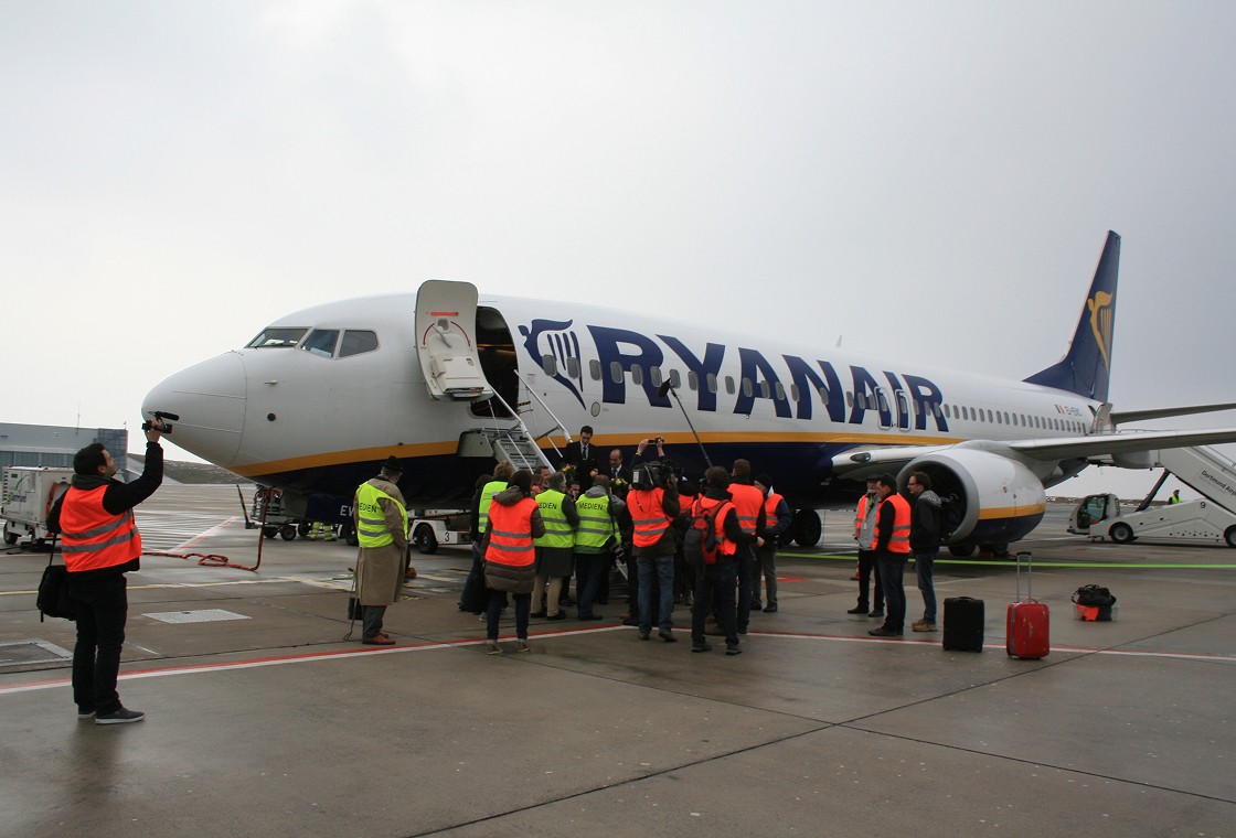 Ryanair-Flugzeug wird am Flughafen Dortmund von Crew und Besuchern empfangen