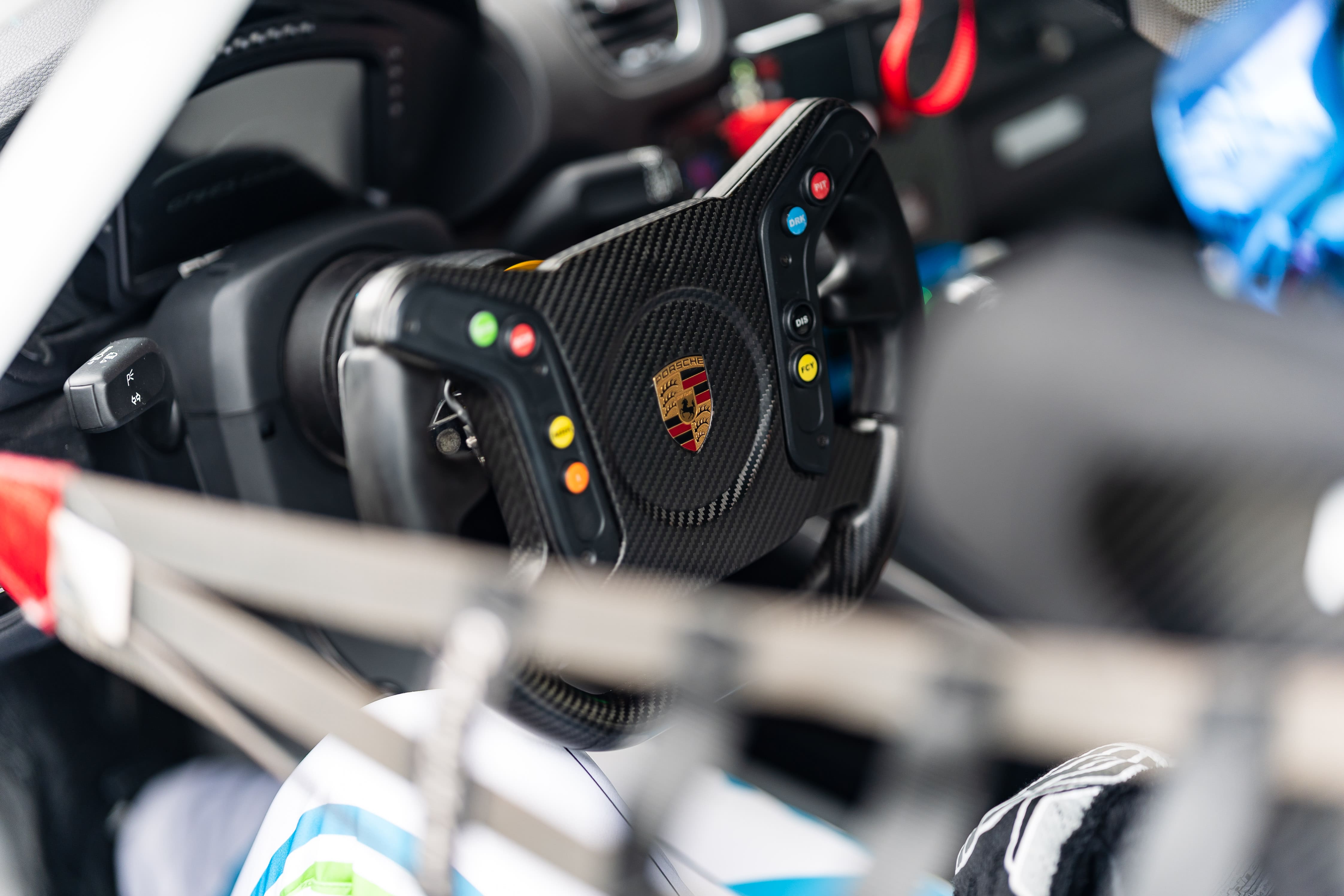Carbon-Rennlenkrad mit Wappen im Cockpit eines Porsche Rennwagens