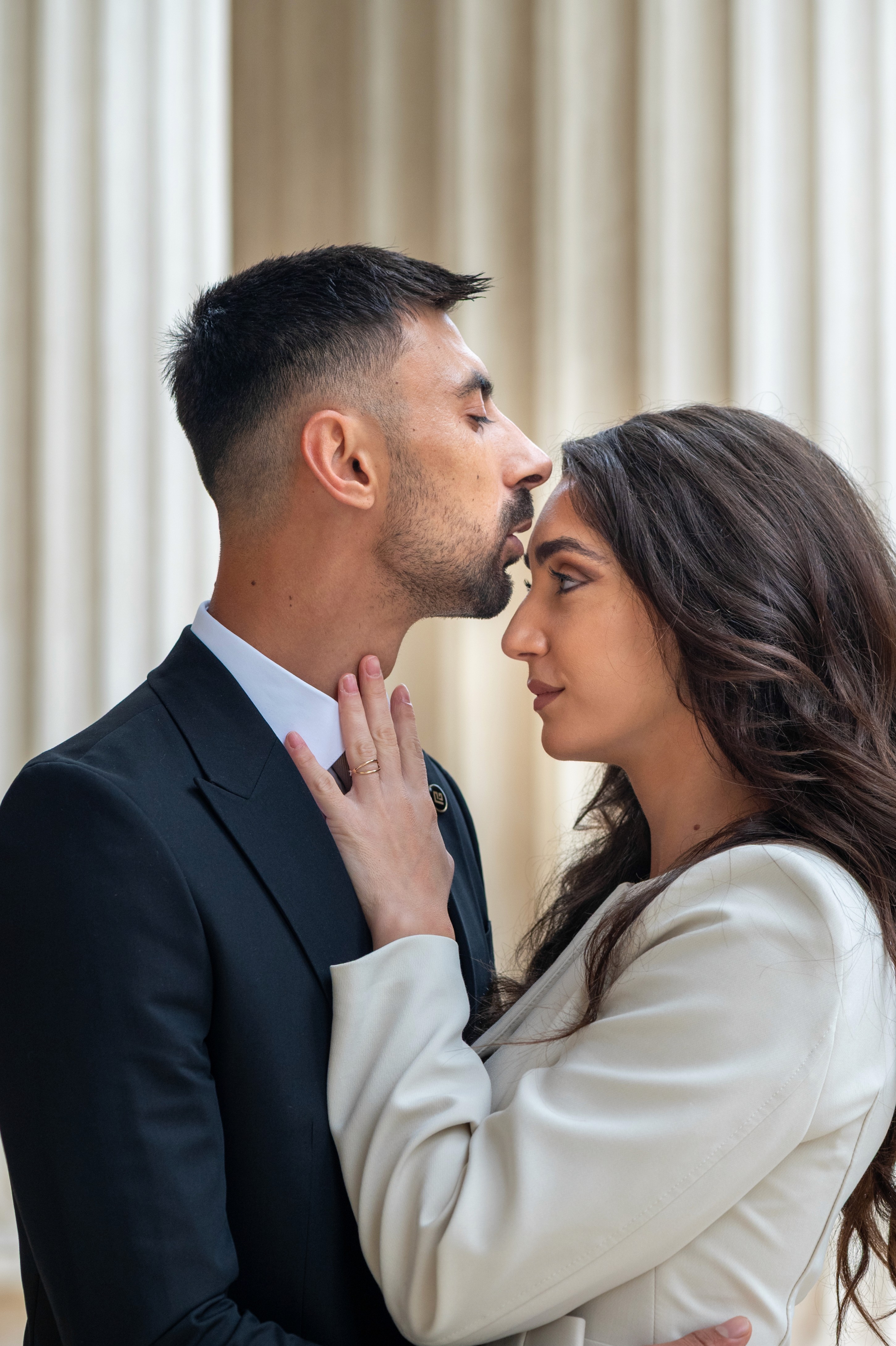 Mire și mireasă ținându-se de mână în fața clădirii – fotograf cununie civilă București.