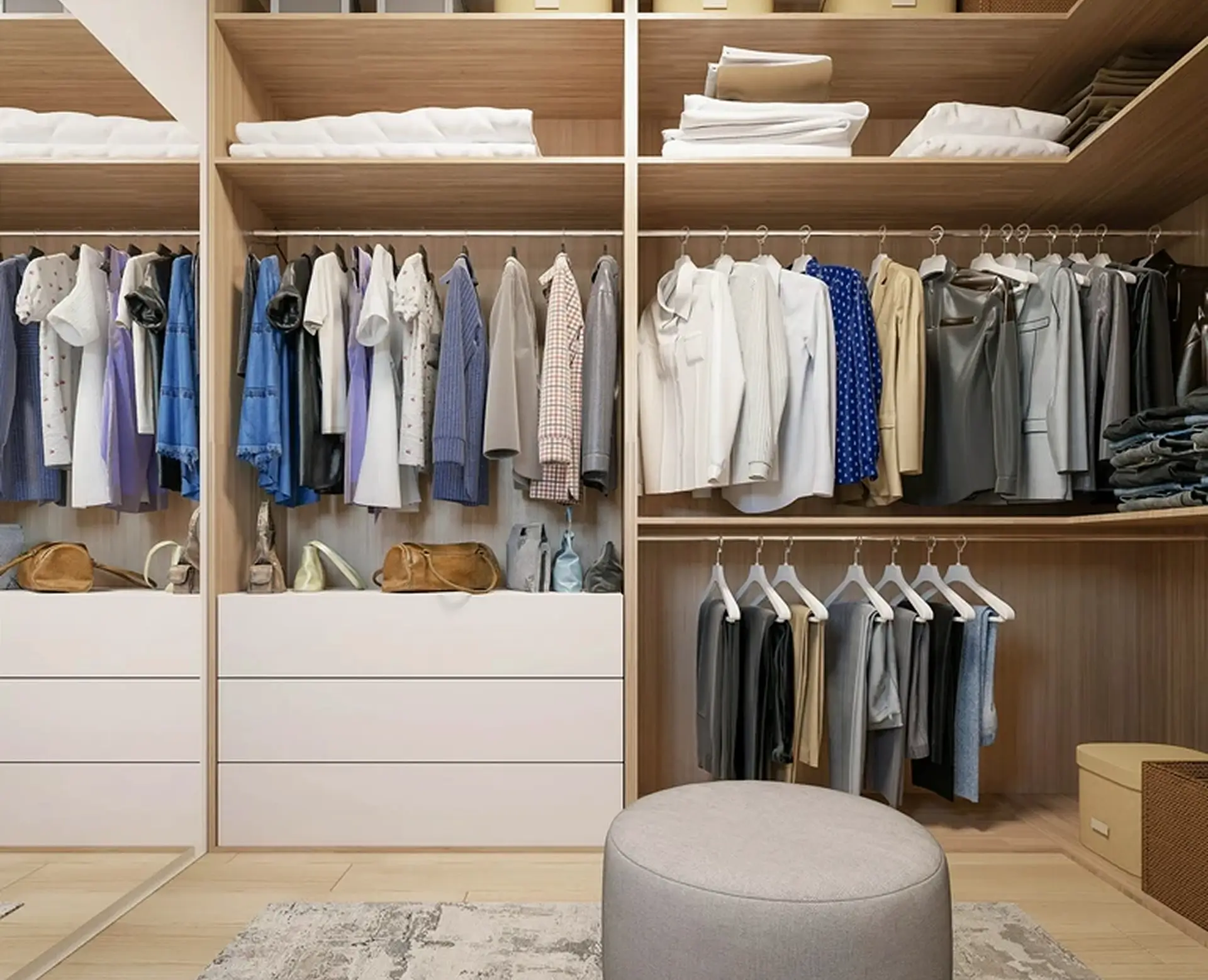 Jasna, przestronna garderoba na wymiar z półkami, szufladami i wieszakami na ubrania.