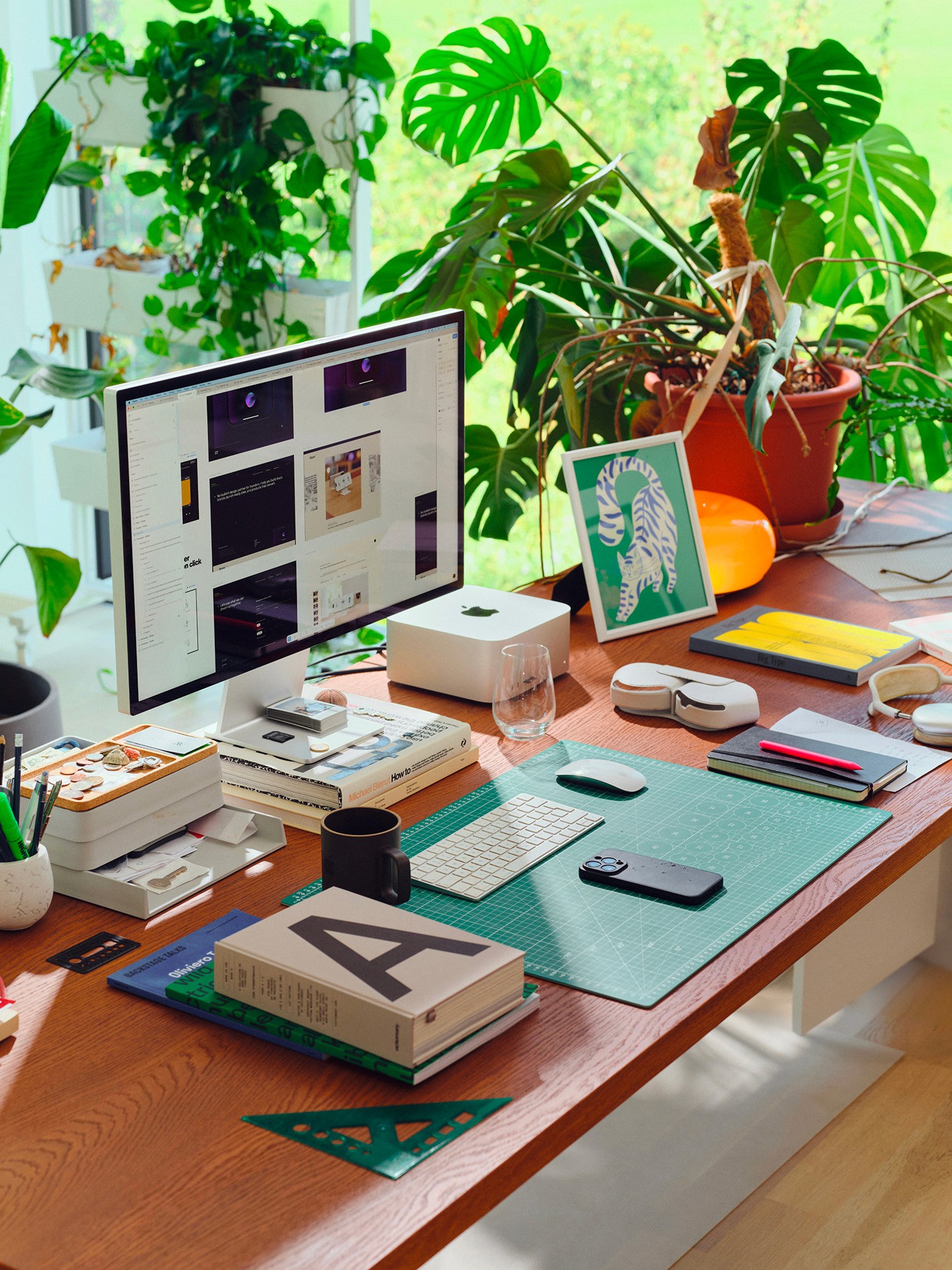 Článek na Design Bod o nahlédnutí do pracovního home office českého designéra Luboše Volkova, kde se setkává estetika, funkčnost a osobní inspirace. místo plné rostlin, knih a nápadů, které formují jeho kreativní proces UX designera.