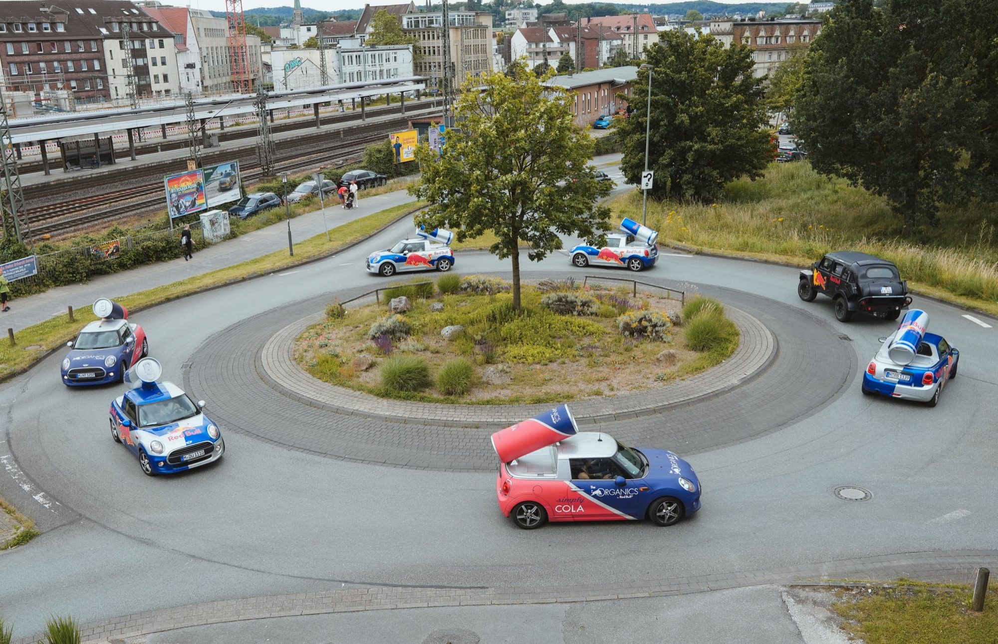 Red-Bull-Minis fahren durch einen Kreisverkehr, Blick von oben