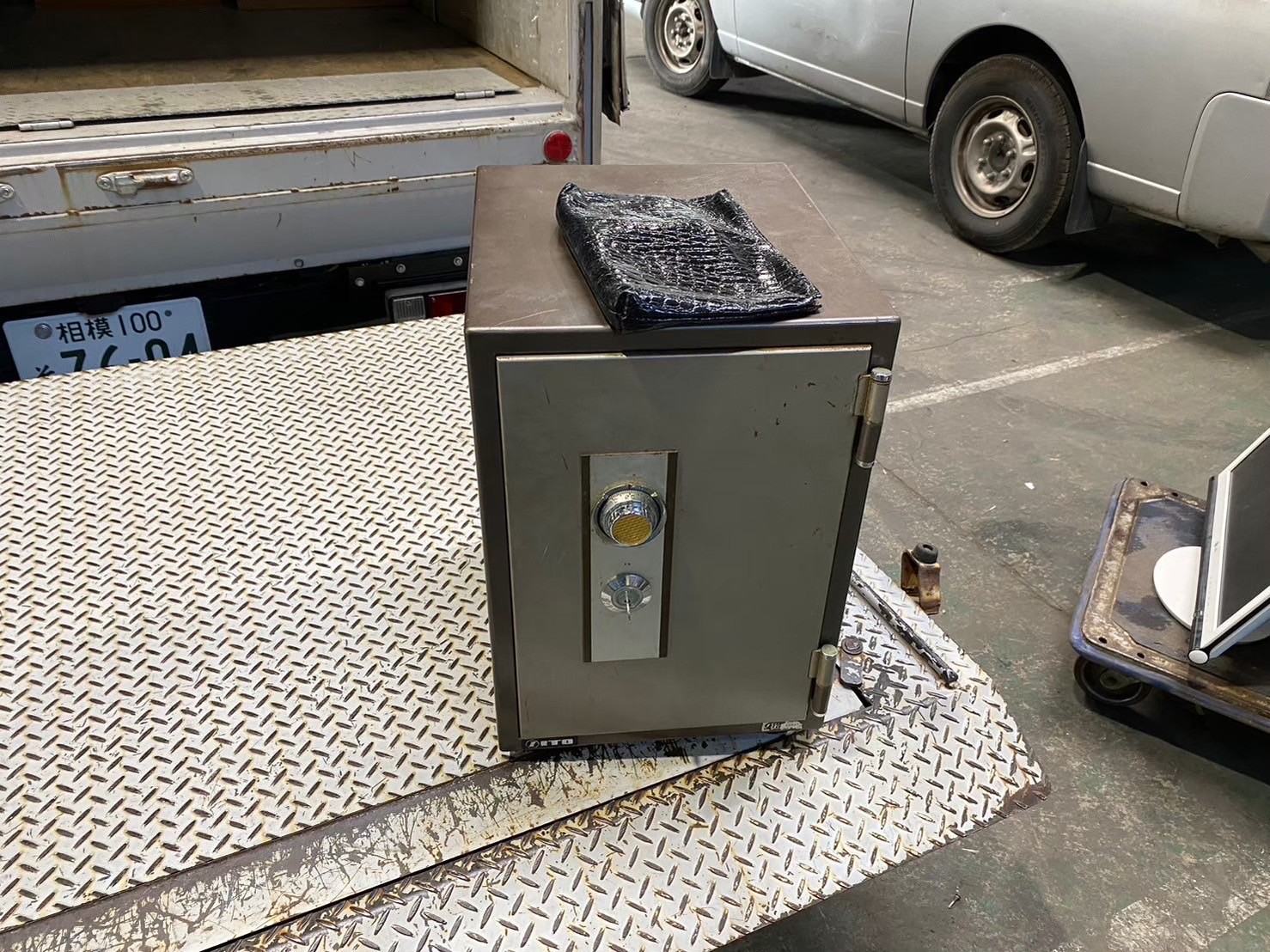 外に置かれた金庫