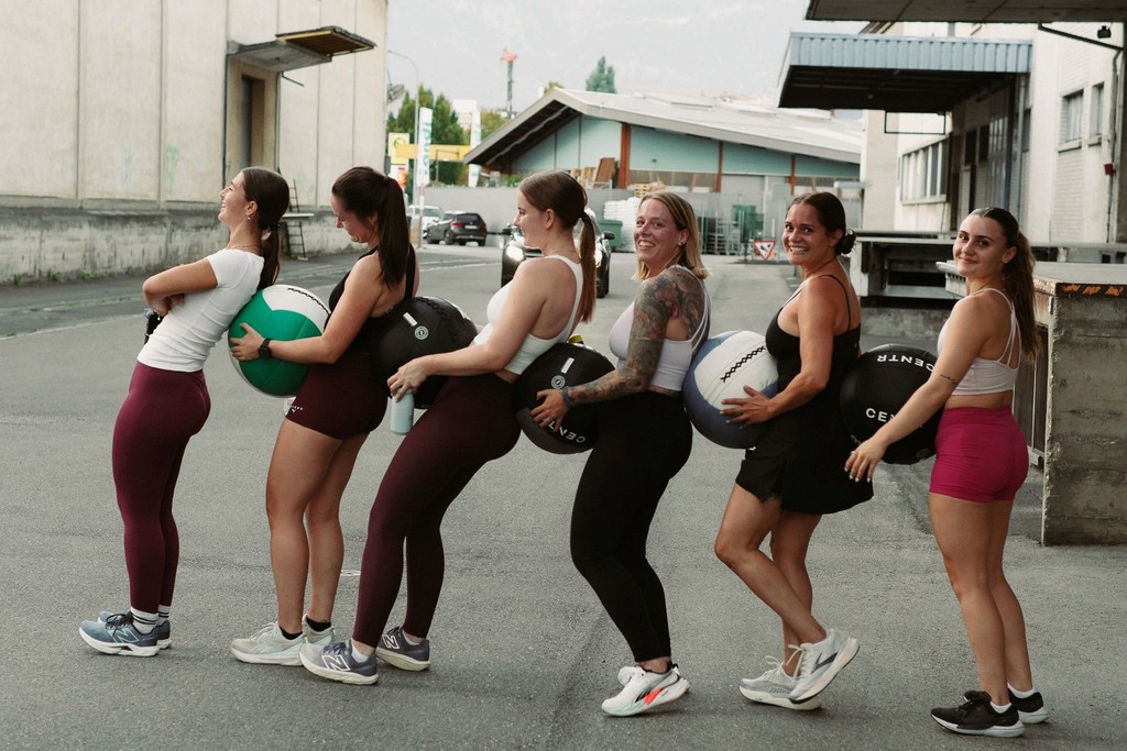 Frauen beim Outdoor Hyrox Training im Force by Enggist in Buchs