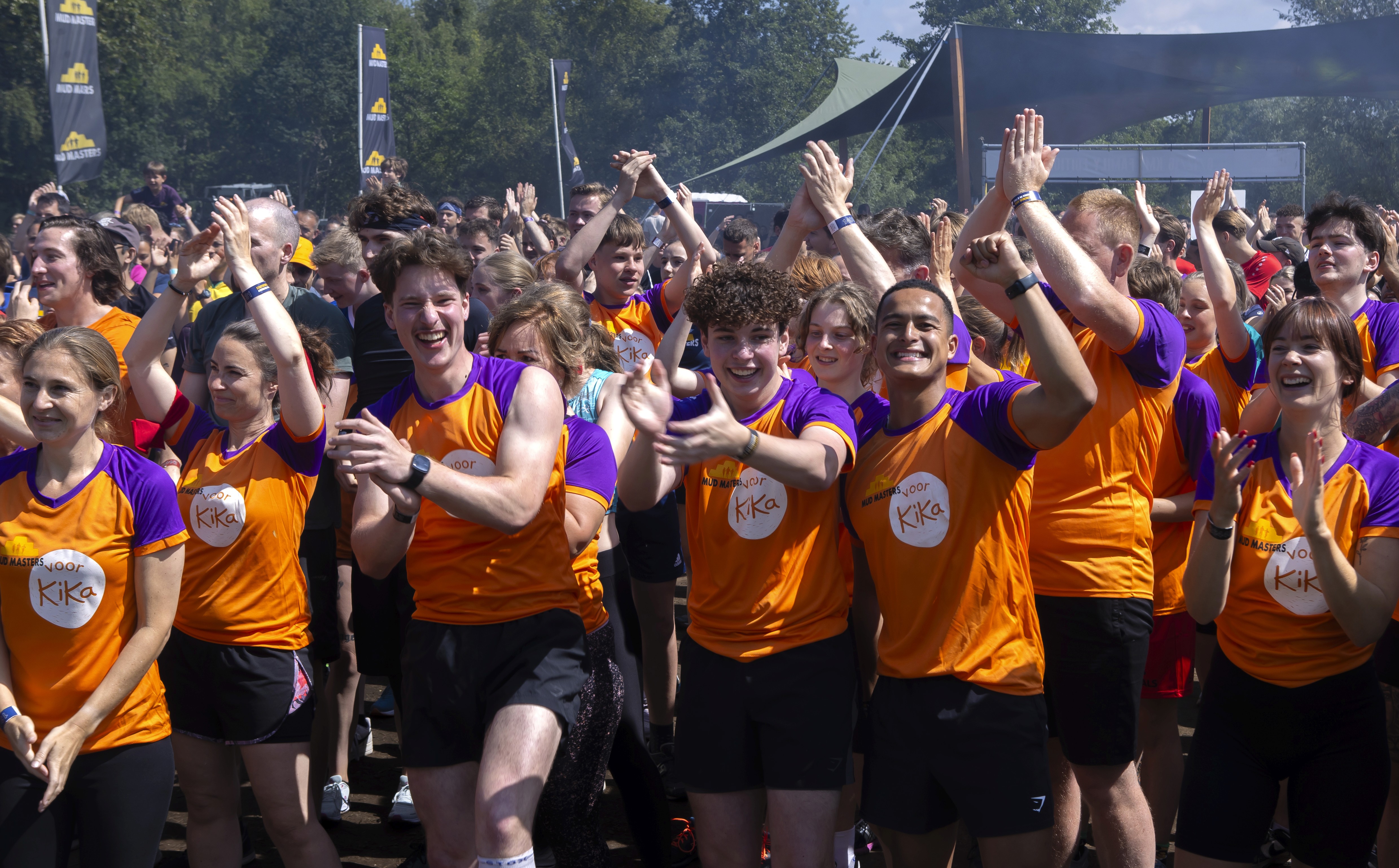 KiKa deelnemers doen de warming-up