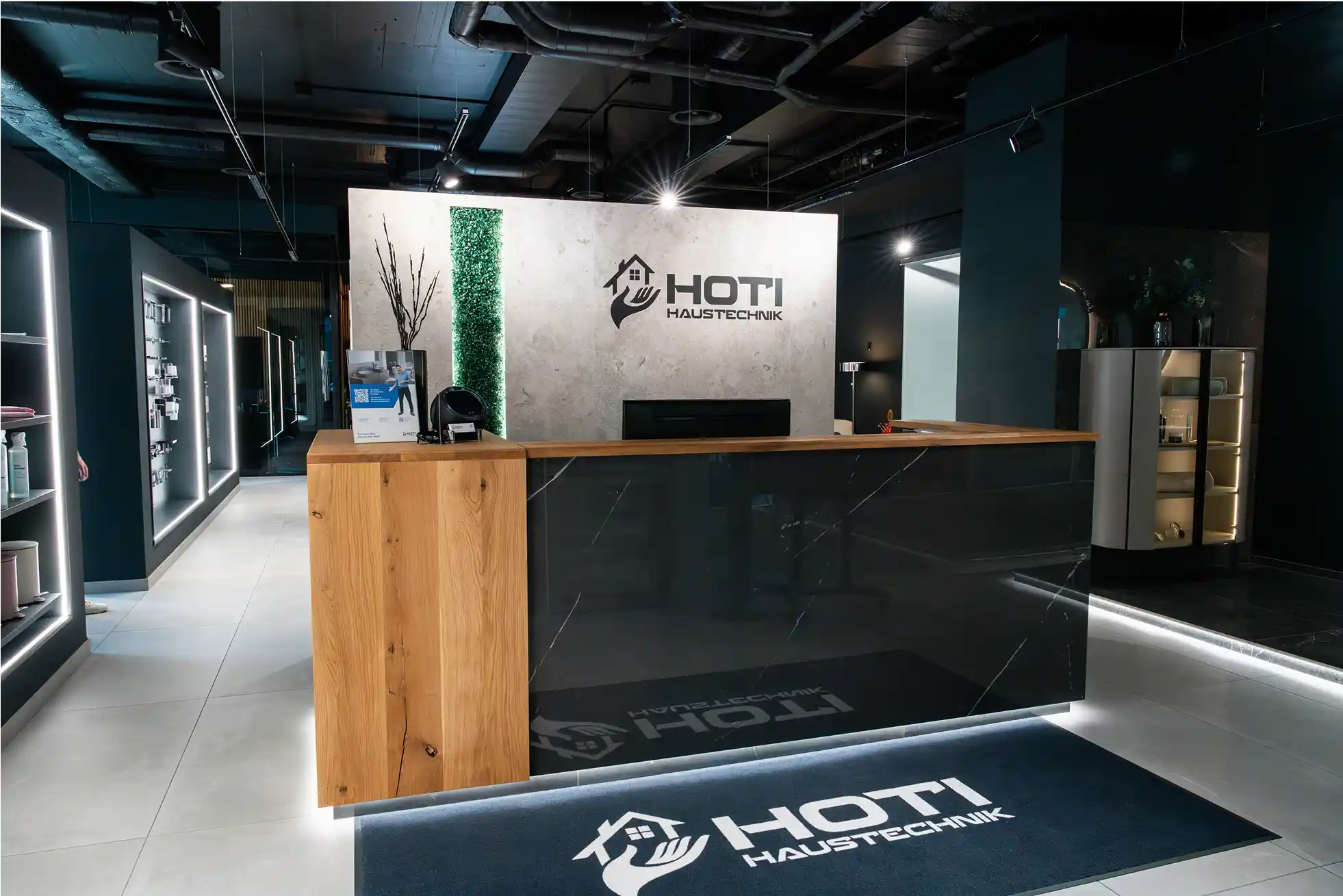 Empfangsbereich im Hoti Showroom mit Tresen und Logo