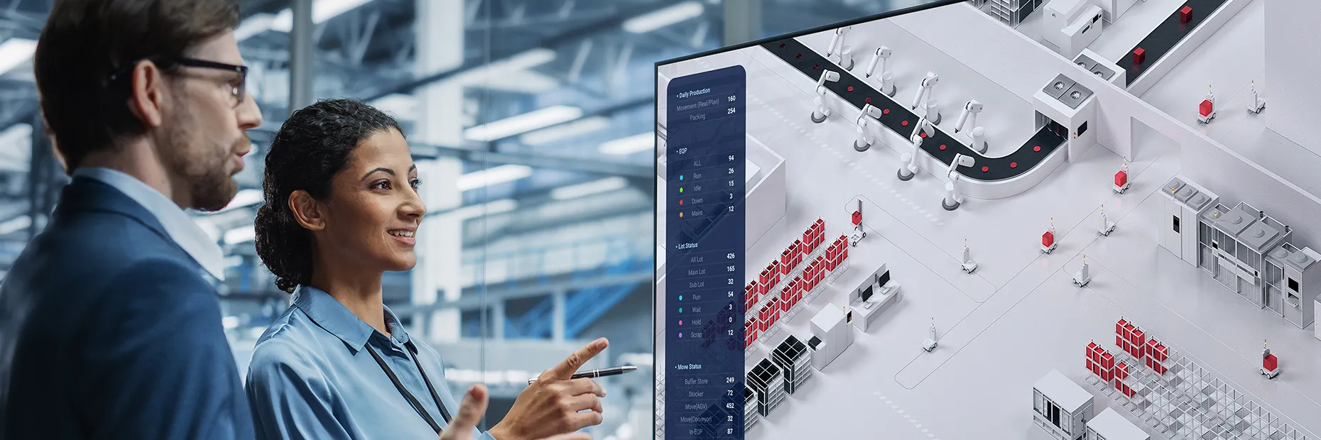 공장 자동화 시스템 화면을 보며 함께 논의하는 두 사람의 모습