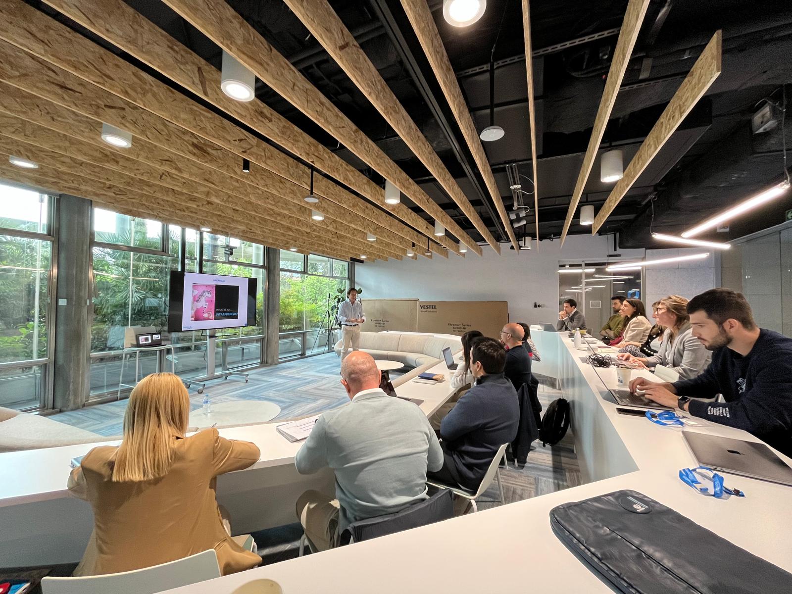 Sala de ponencias con emprendedores