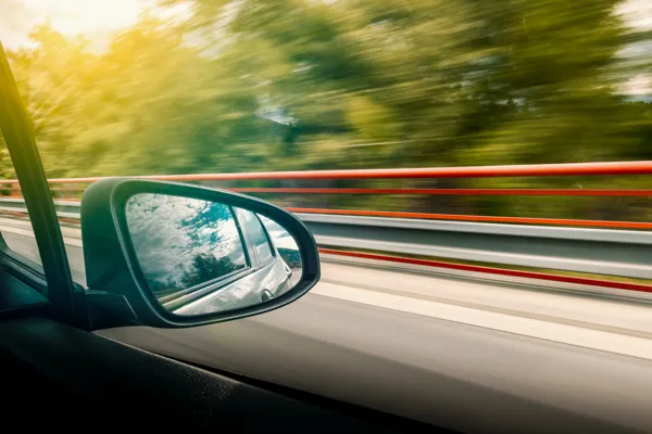 Retrovisor com estrada em movimento — corridas locais Moledo, Vila Praia · Táxi Afonso · 06 Caminha