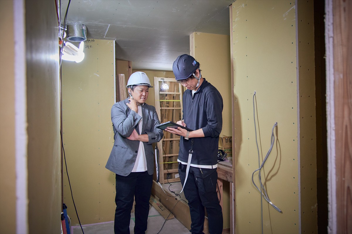 現場視察中の営業グループ井上