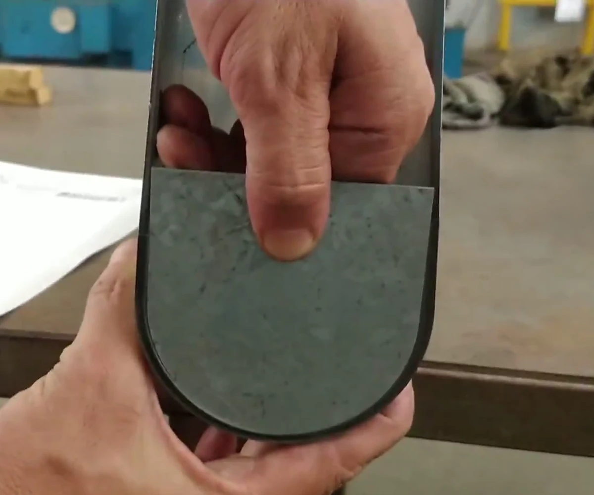 Mostrando chapa dobrada de um cliente por nossa ferramenta especial para dobradeira