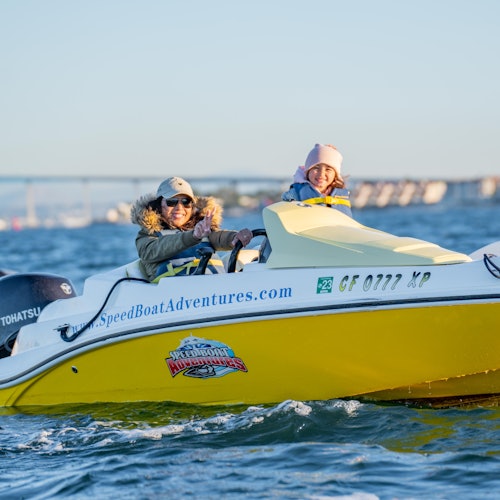¡Abrígate y prepárate para divertirte en los paseos en bote de invierno!