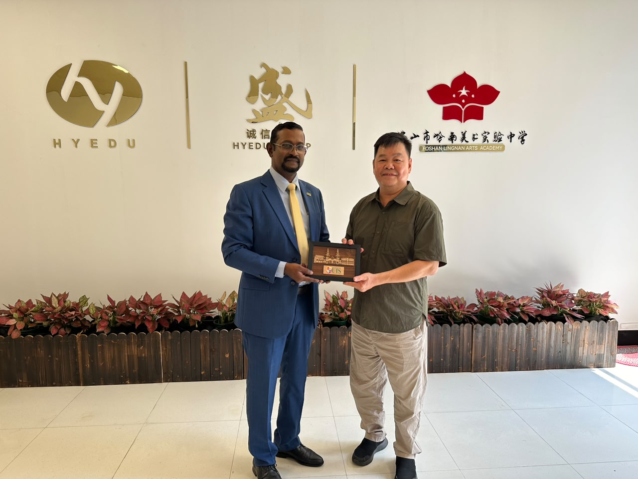 UIS representative presents a commemorative gift to HYEDU Education Group at the Foshan office, marking the formal appointment of HYEDU as UIS's strategic partner