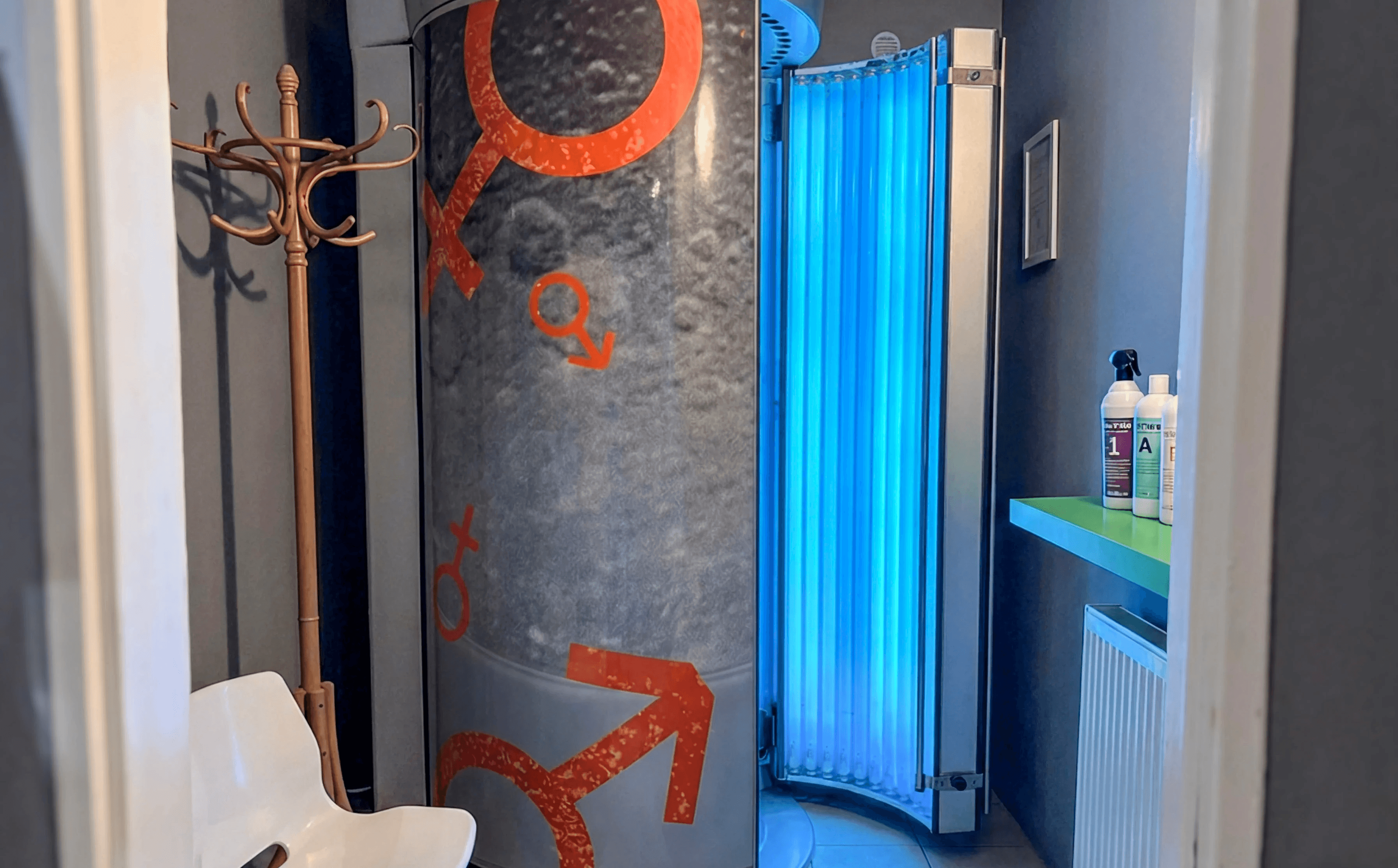 UV solárium ve Fitness Milovice s vibrační plošinou pro rychlé opálení bez čekání.