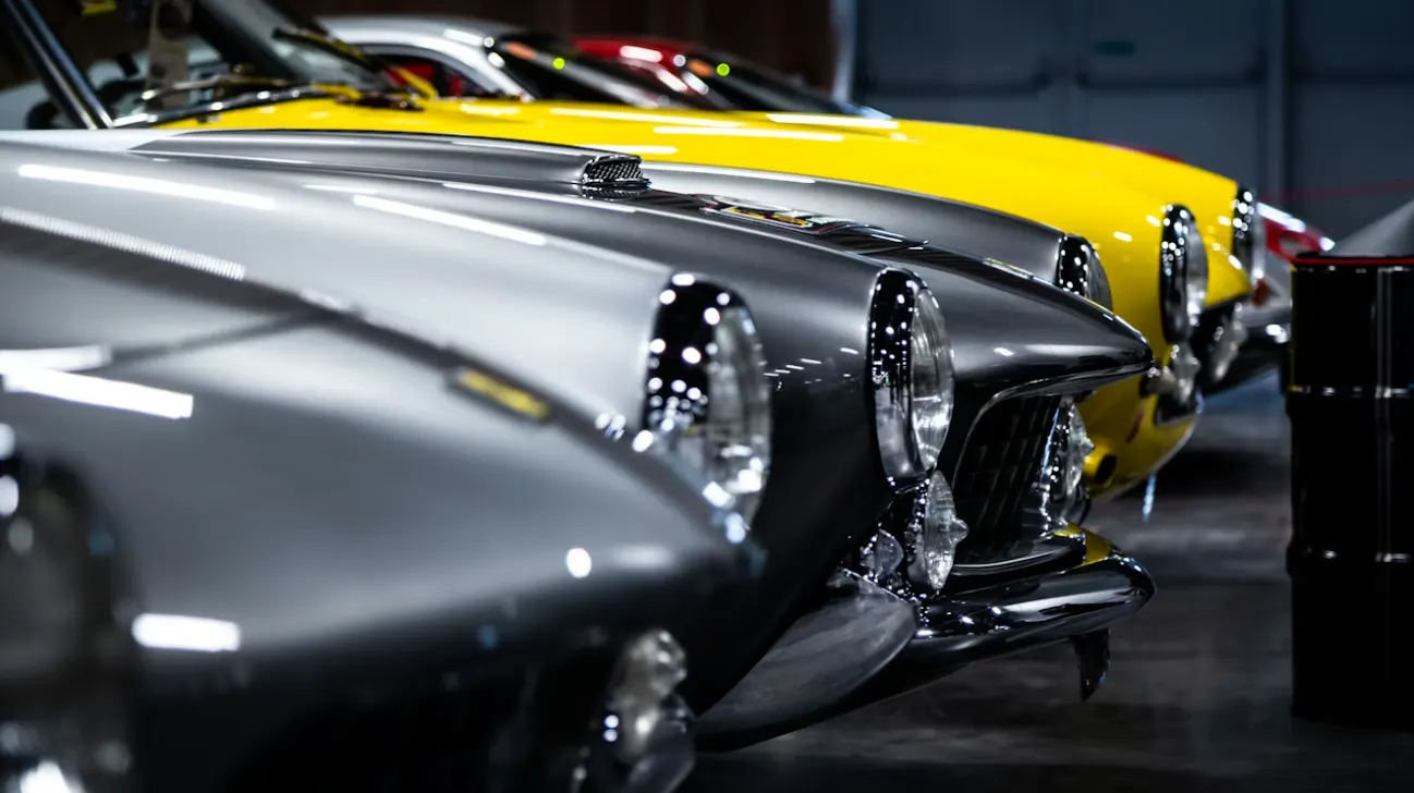 Oldtimer-Sammlung in exklusiver Halle | Oldtimer Versicherung All-Risk Kasko Lions Group